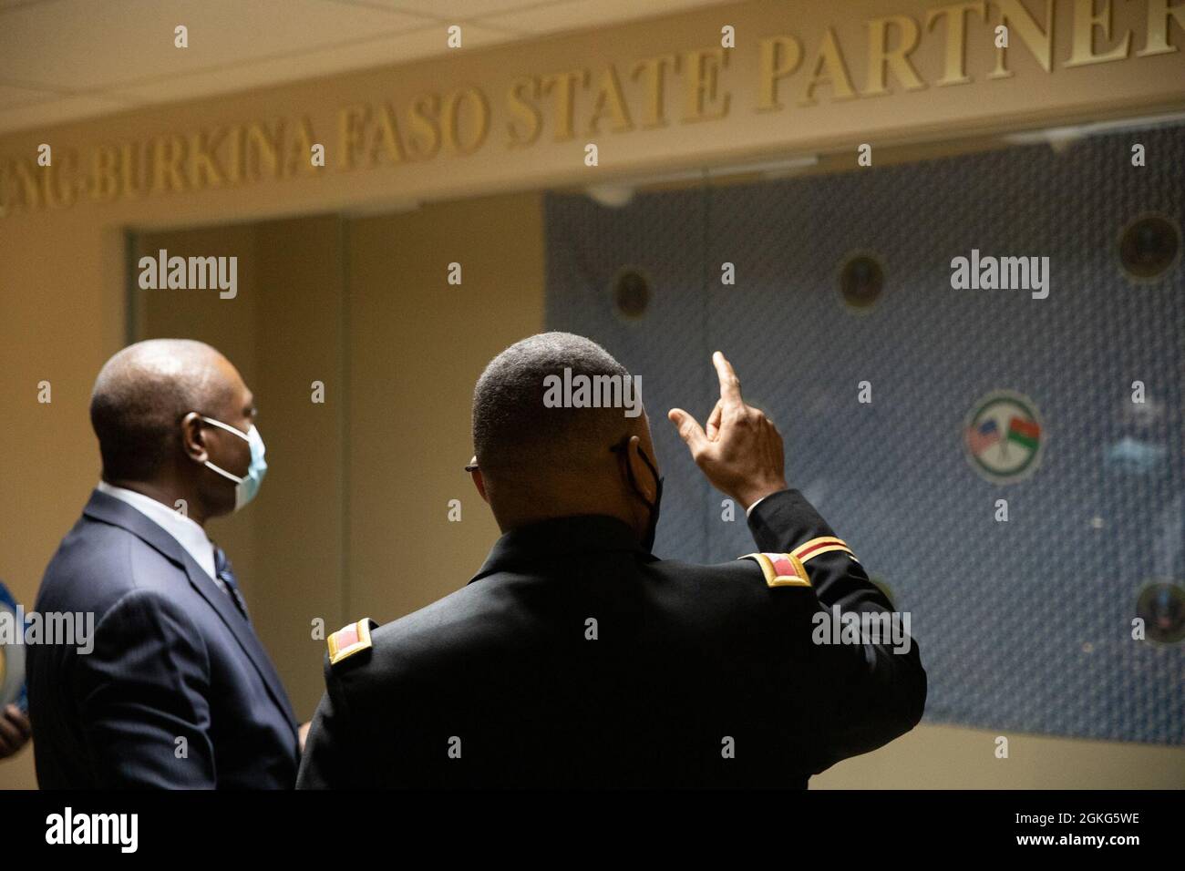 L'Ambasciatore del Burkina Faso negli Stati Uniti Seydou Kabore esamina il caso di esposizione dedicato alla partnership di stato del Burkina Faso con la Guardia Nazionale del Distretto di Columbia all'Armory del D.C., 14 aprile 2021. Foto Stock
