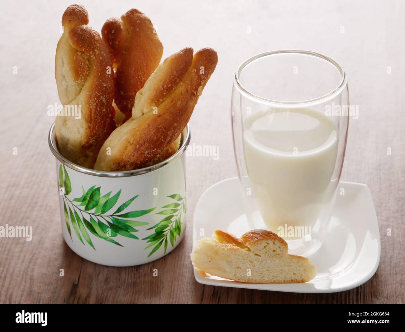 Semplice colazione rustica - mini challah fatta in casa e latte fresco. Foto Stock