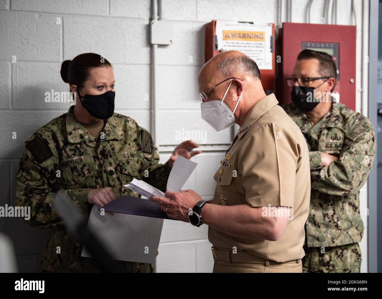 210414-N-TC847-1104 VIRGINIA BEACH, Virginia (14 aprile 2021) CMdR. Danyell Brenner, Psychological Health Team Lead assegnato a Explosive Ordnance Disposal Group (EODGRU) due, ha informato il Capo delle operazioni Navali ADM. Mike Gilday nel team di salute mentale incorporato durante un tour della struttura DI SCIOPERO, a bordo della Joint Expeditionary base Little Creek, 14 aprile 2021. Gilday e il Master Chief Petty Officer della Navy Russel Smith hanno fatto un giro in visita alla struttura DI ATTACCO EODGRU 2 e hanno incontrato gli operatori EOD e i subacquei della Marina per discutere le capacità e le attrezzature impiegate dalla forza. LO SCIOPERO EOD protegge gli individui e il tè Foto Stock