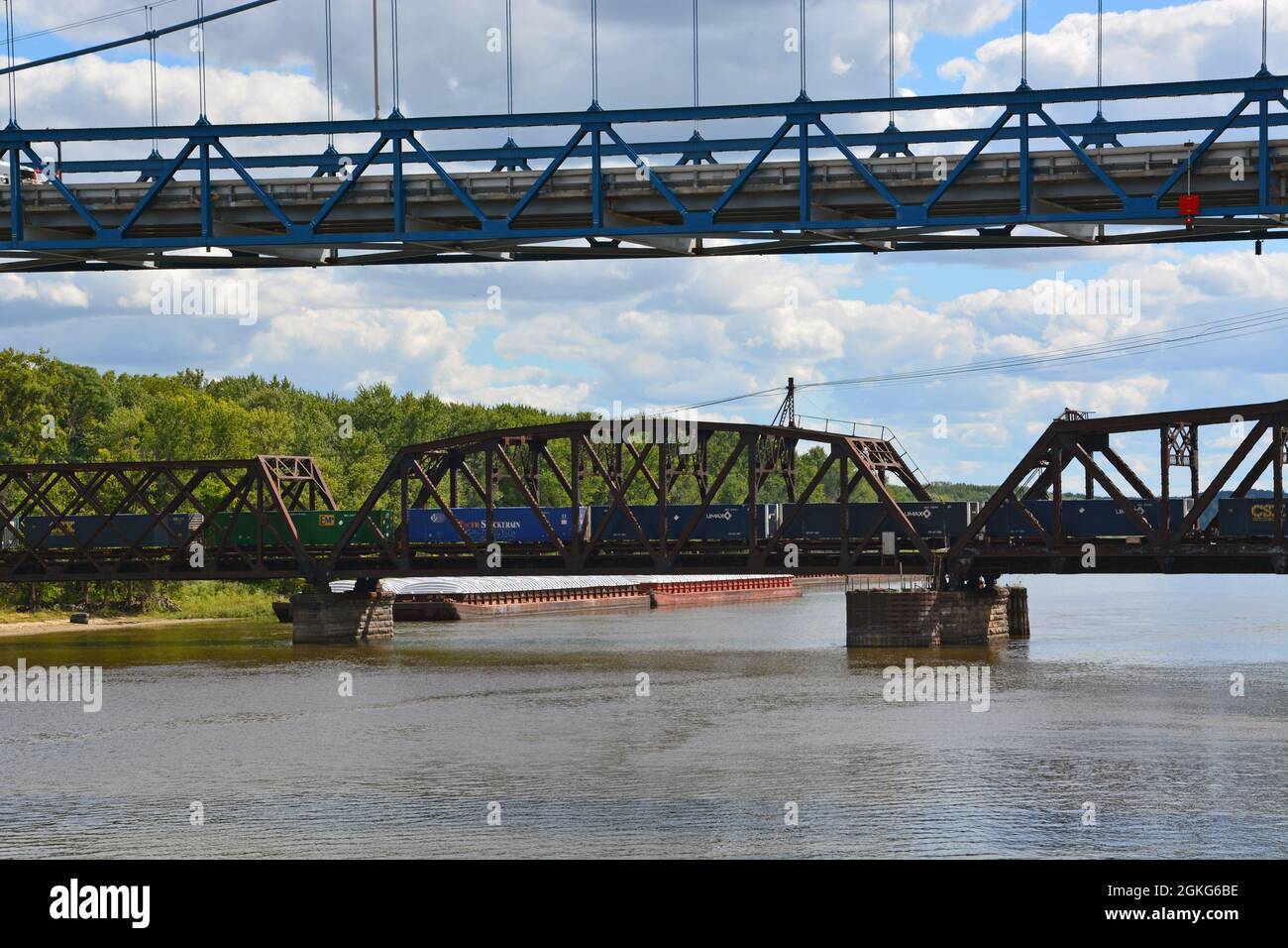 Il Clinton Railroad Bridge ha gareggiato nel 1909 tra l'Iowa e l'Illinois sul fiume Mississippi. Foto Stock