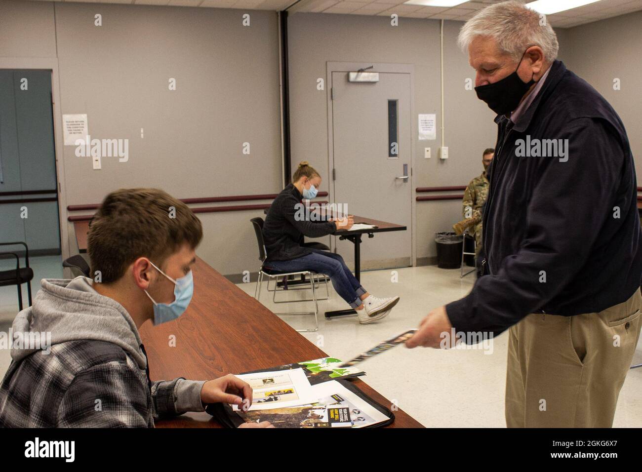 Le reclute dell'esercito da dappertutto Columbus, Ohio visitano il centro della riserva dell'esercito in Whitehall, Ohio per una fiera di carriera medica della riserva dell'esercito 14 aprile 2021. Lo scopo dell'evento era quello di educare i futuri soldati sulle molte opzioni di carriera medica disponibili nell'esercito degli Stati Uniti e nella riserva dell'esercito degli Stati Uniti. Foto Stock