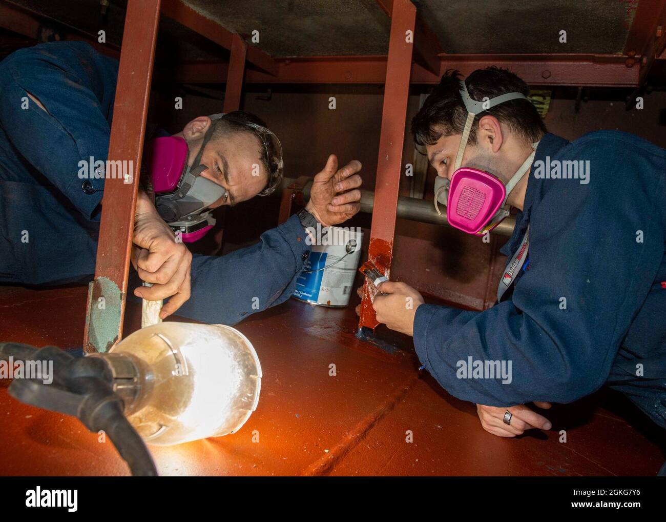210414-N-EH998-1060 PORTSMOUTH, Va. (14 aprile 2021) il Mate di Machinist di terza classe Matthew Kahler, a sinistra, da Toledo, Ohio, e il Mate di Machinist Fireman Chris Hearn, da Columbia, Illinois, primes Metal a bordo della portaerei USS George H. W. Bush (CVN 77). GHWB è attualmente a Norfolk Naval Shipyard per il suo docking pianificato Incremental Availability. Foto Stock