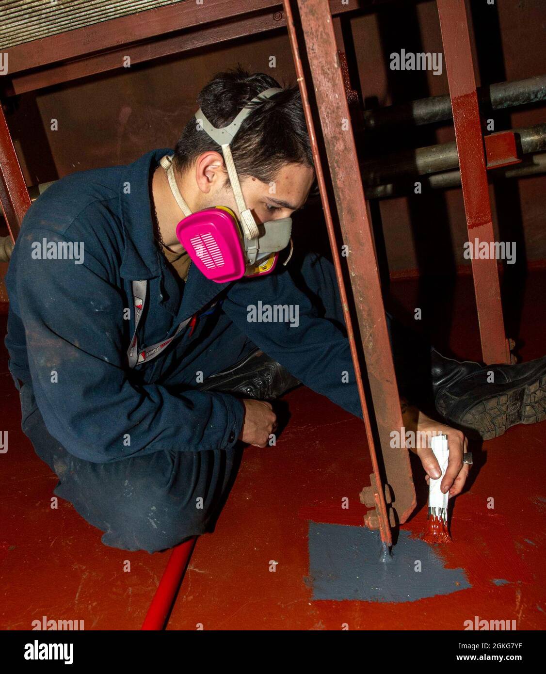 210414-N-EH998-1078 PORTSMOUTH, Va. (14 aprile 2021) il Mate Fireman Chris Harearn di Machinist, da Columbia, Illinois, innesca il metallo a bordo della portaerei USS George H. W. Bush (CVN 77). GHWB è attualmente a Norfolk Naval Shipyard per il suo docking pianificato Incremental Availability. Foto Stock