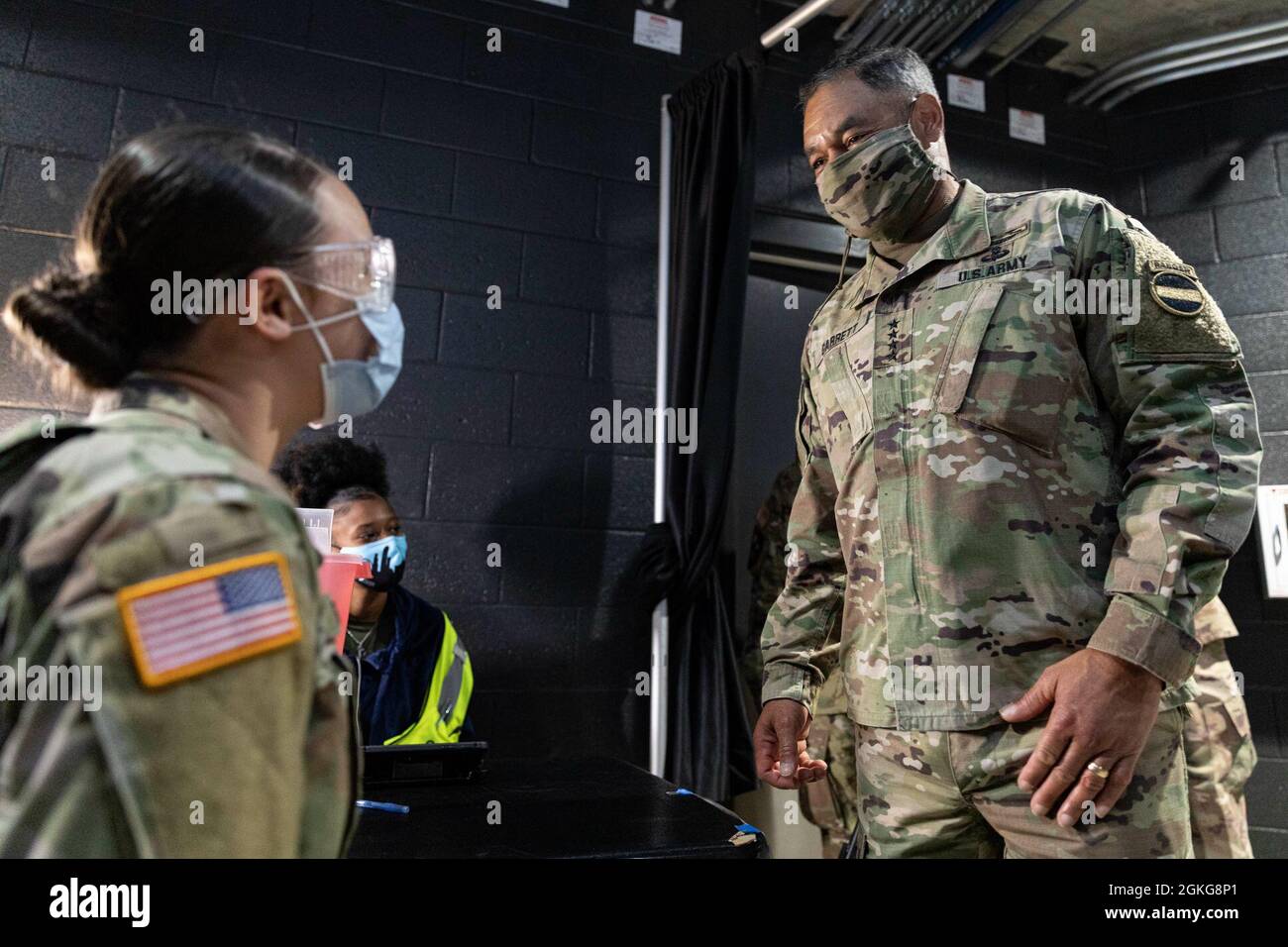 Michael Garrett, comandante del comando delle forze dell'esercito degli Stati Uniti, parla con il PFC dell'esercito degli Stati Uniti. Barbara Bosley, medaglia di combattimento, durante il suo tour del Centro di vaccinazione della Comunità di Atlanta, nel Mercedes-Benz Stadium, Atlanta, Georgia, il 15 aprile 2021. Il comando del Nord degli Stati Uniti, attraverso l'Esercito del Nord degli Stati Uniti, rimane impegnato a fornire il supporto continuo e flessibile del Dipartimento della Difesa all'Agenzia federale di gestione delle emergenze come parte della risposta dell'intero governo al COVID-19. Foto Stock
