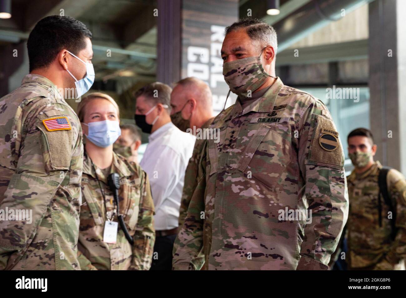 Michael Garrett, comandante del comando delle forze dell'esercito degli Stati Uniti, parla con i soldati della squadra di supporto alle vaccinazioni durante un tour dell'Atlanta Community Vaccination Center, al Mercedes-Benz Stadium, Atlanta, Georgia, il 15 aprile 2021. Il comando del Nord degli Stati Uniti, sebbene l'esercito del Nord degli Stati Uniti, rimane impegnato a fornire il supporto continuo e flessibile del Dipartimento della Difesa all'Agenzia federale di gestione delle emergenze come parte della risposta dell'intero governo al COVID-19. Foto Stock