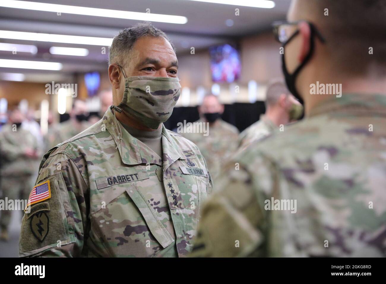 Michael X. Garrett, comandante del comando delle forze dell'esercito degli Stati Uniti, monete soldati presso il Centro di vaccinazione della Comunità di Atlanta nel Mercedes-Benz Stadium, Atlanta, Georgia, 15 aprile 2021. Il comando del Nord degli Stati Uniti, attraverso l'Esercito del Nord degli Stati Uniti, rimane impegnato a fornire un supporto continuo e flessibile al Dipartimento della Difesa all'Agenzia federale di gestione delle emergenze come parte della risposta dell'intero governo al COVID-19. Foto Stock