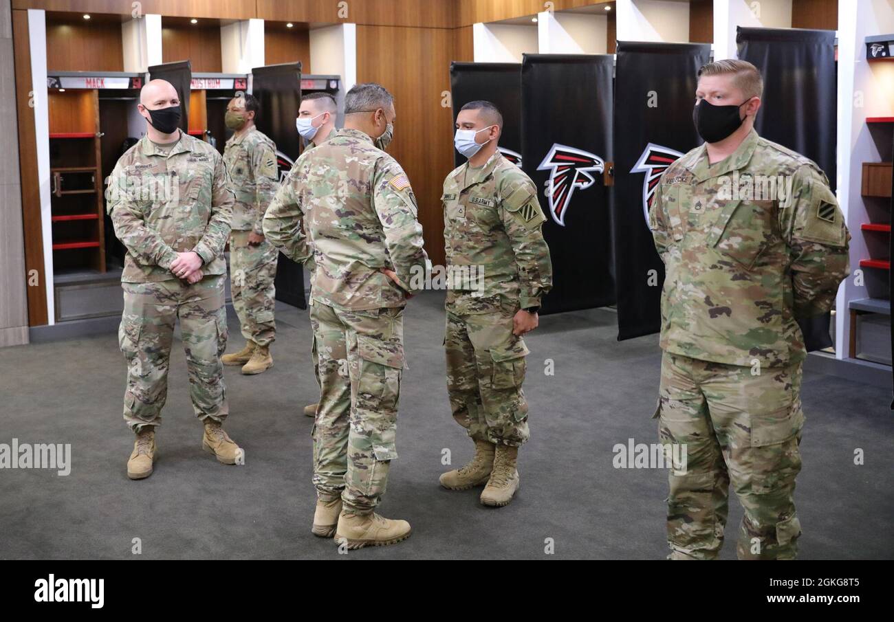 Michael X. Garrett, comandante del comando delle forze dell'esercito degli Stati Uniti, parla con i soldati durante una cerimonia di coniazione al Centro di vaccinazione della Comunità di Atlanta nel Mercedes-Benz Stadium, Atlanta, Georgia, 15 aprile 2021. Il comando del Nord degli Stati Uniti, attraverso l'Esercito del Nord degli Stati Uniti, rimane impegnato a fornire un supporto continuo e flessibile al Dipartimento della Difesa all'Agenzia federale di gestione delle emergenze come parte della risposta dell'intero governo al COVID-19. Foto Stock