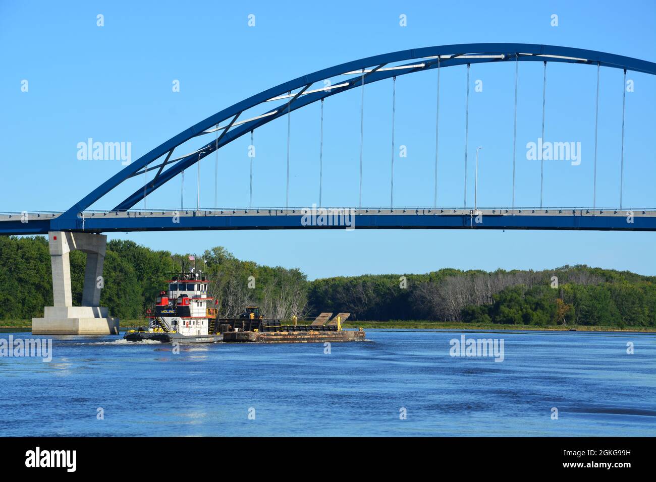 Un Tug della Army Corp of Engineering spinge una chiatta carica di materiali da costruzione sul fiume Mississippi oltre Savanna, Illinois. Foto Stock