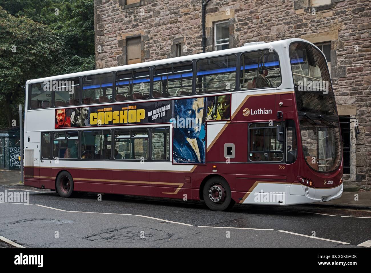 Lothian Bus che fa pubblicità al film Copshop a Edimburgo, Scozia, Regno Unito. Foto Stock