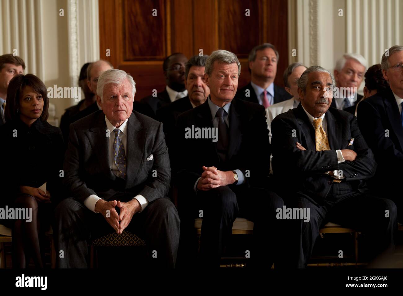 Il Sen. Edward Kennedy, D-Mass., Sen. Max Baucus, D-Monts., e il Rep. Charlie Rangel, D-N.Y., ascolta le osservazioni del presidente Obama durante il Summit sulla Sanità nella Sala Est della Casa Bianca, 5 marzo 2009. A sinistra c'è Melody Barnes, direttore del Consiglio di politica interna. (Foto ufficiale della Casa Bianca di Pete Souza) questa fotografia ufficiale della Casa Bianca è resa disponibile solo per la pubblicazione da parte delle organizzazioni di notizie e/o per uso personale la stampa dal soggetto(i) della fotografia. La fotografia non può essere manipolata in alcun modo e non può essere utilizzata in compagni commerciali o politici Foto Stock