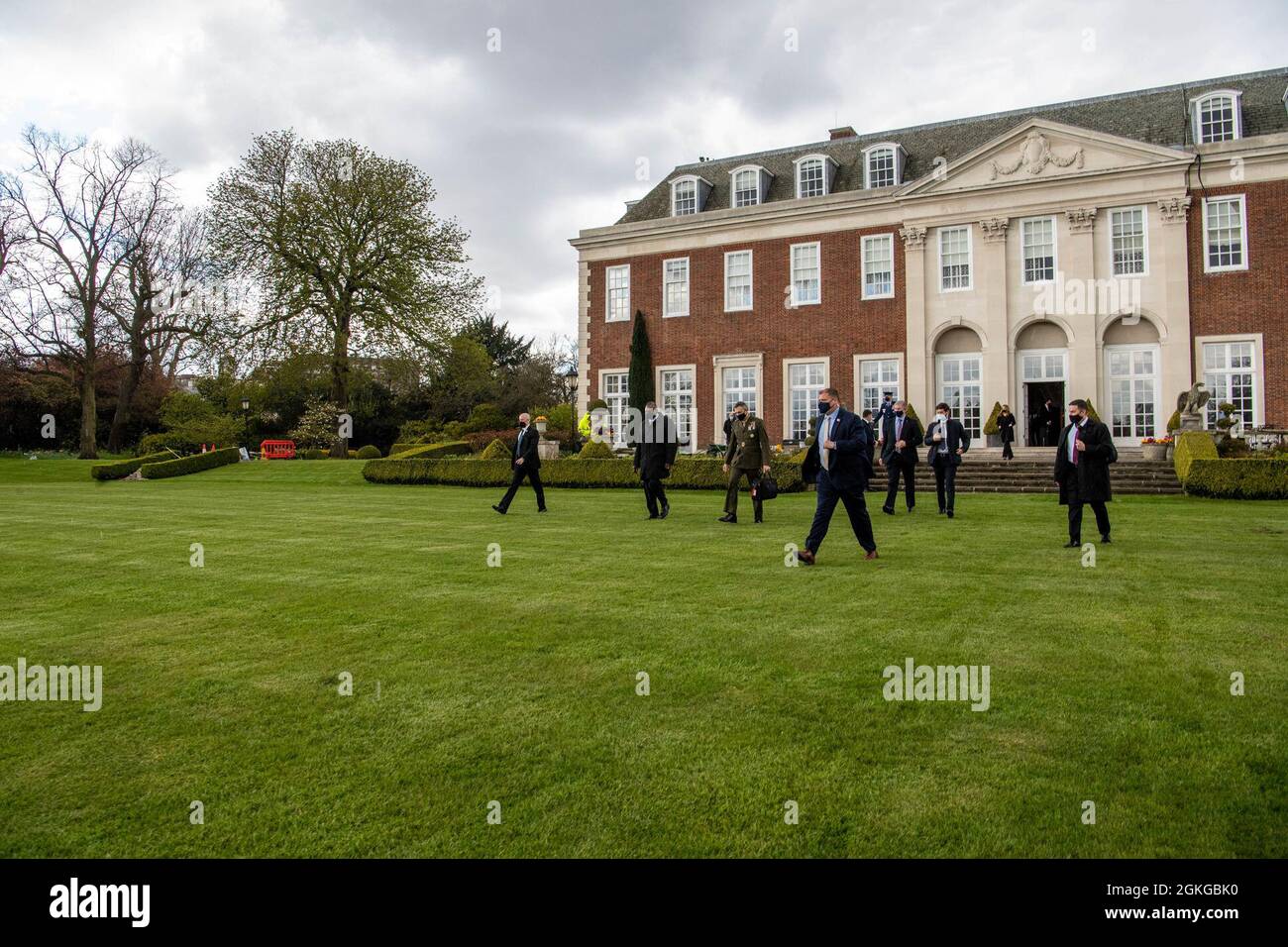 Il Segretario della Difesa Lloyd J. Austin III parte da Winfield House, Londra, 15 aprile 2021. Foto Stock