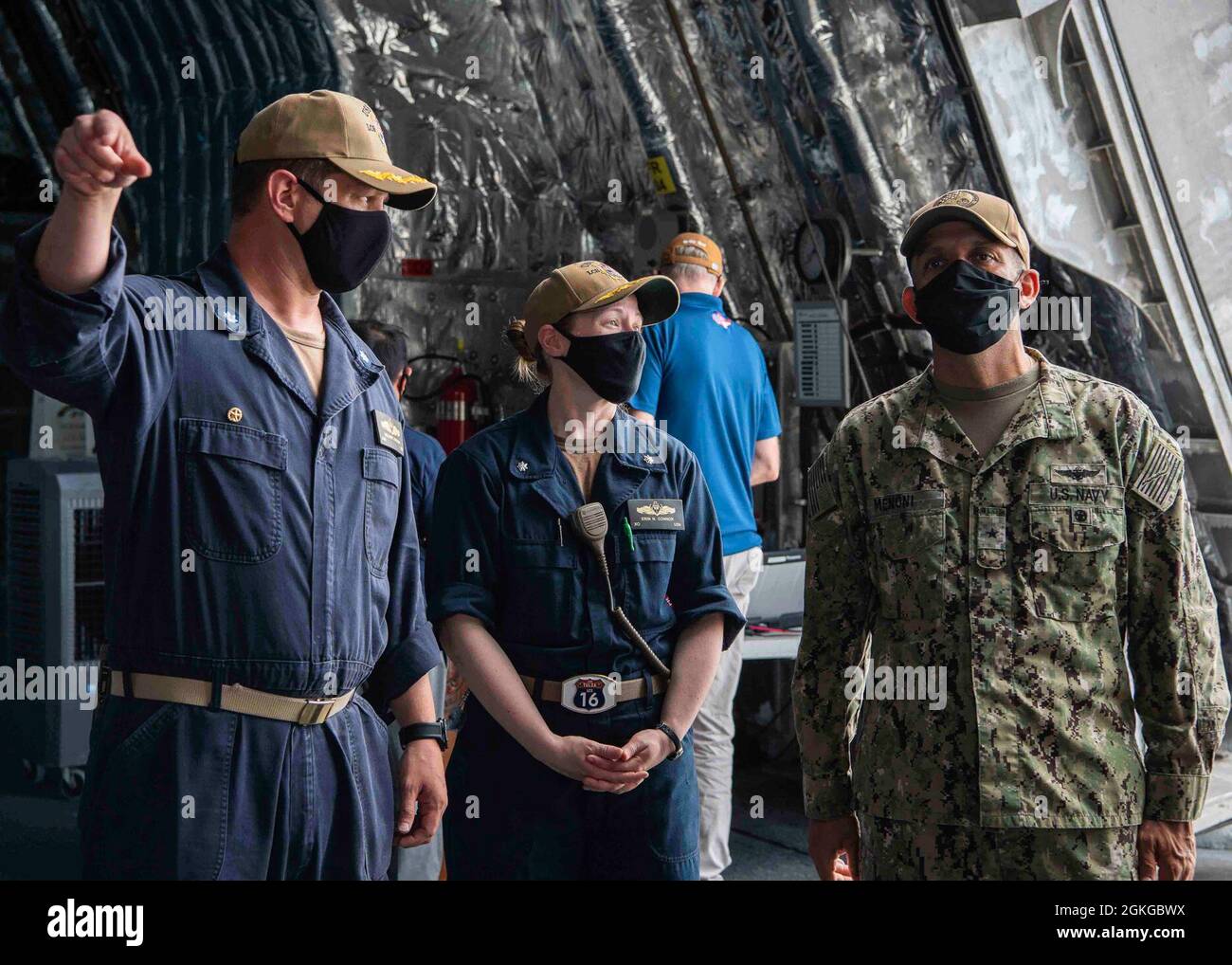 BASE NAVALE GUAM (15 aprile 2021) Regione congiunta Marianas Commander posteriore ADM. John Menoni, a destra, tours Independence-variante litoranea nave da combattimento USS Tulsa (LCS 16) con CMdR. Travis Dvorak, a sinistra, comandante di Tulsa. Tulsa opera attualmente come parte della terza flotta statunitense. Foto Stock