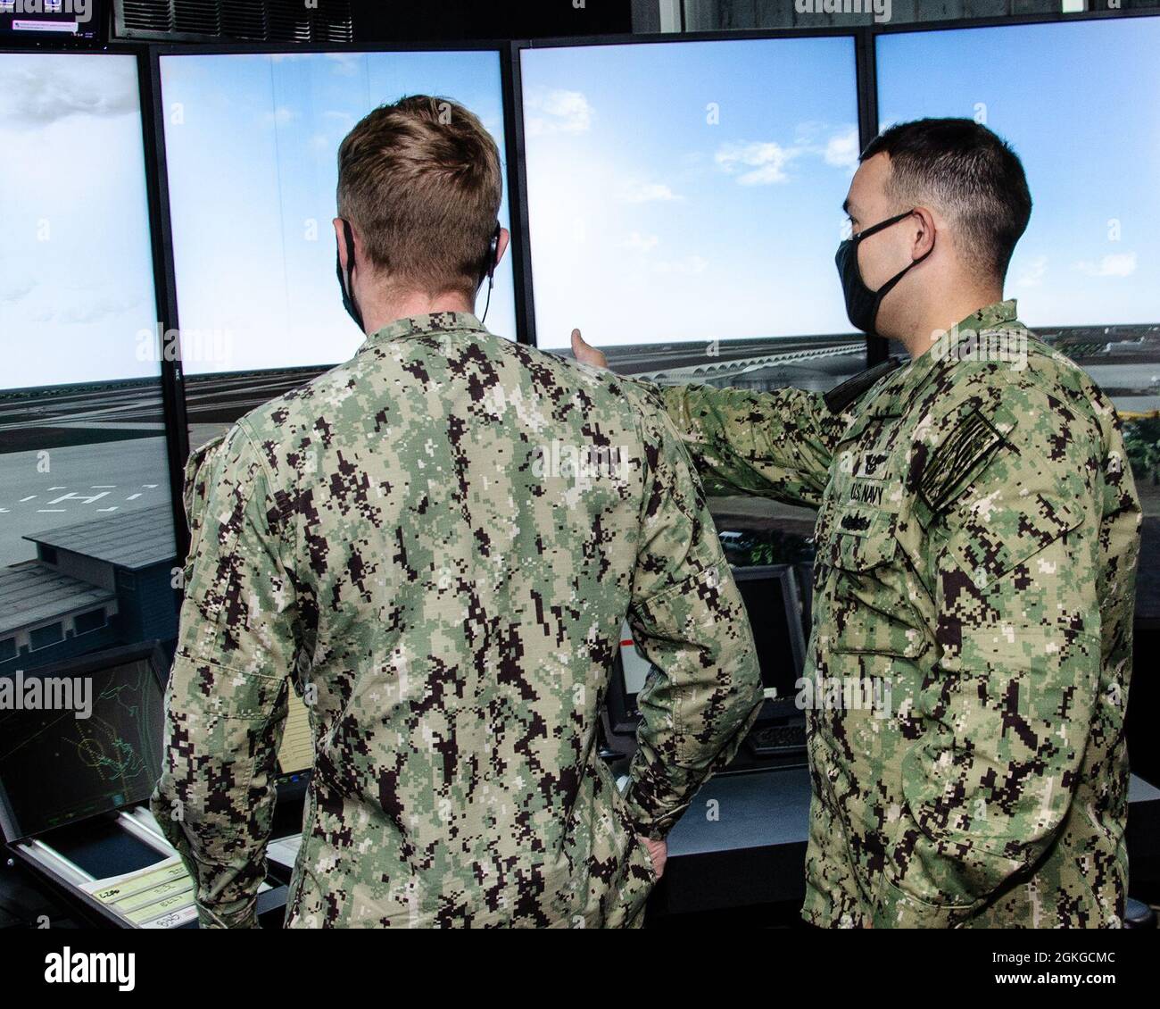 AC1 Vincent Stearns (a destra) istruisce un controller del traffico aereo utilizzando il simulatore della torre di controllo del traffico aereo di NAS Kingsville. Stearns il 12 aprile è stato nominato Comandante, Navy Region Southeast Sailor of the Year e ora gareggerà per Commander, Navy Installations Command Sailor of the Year. Foto Stock