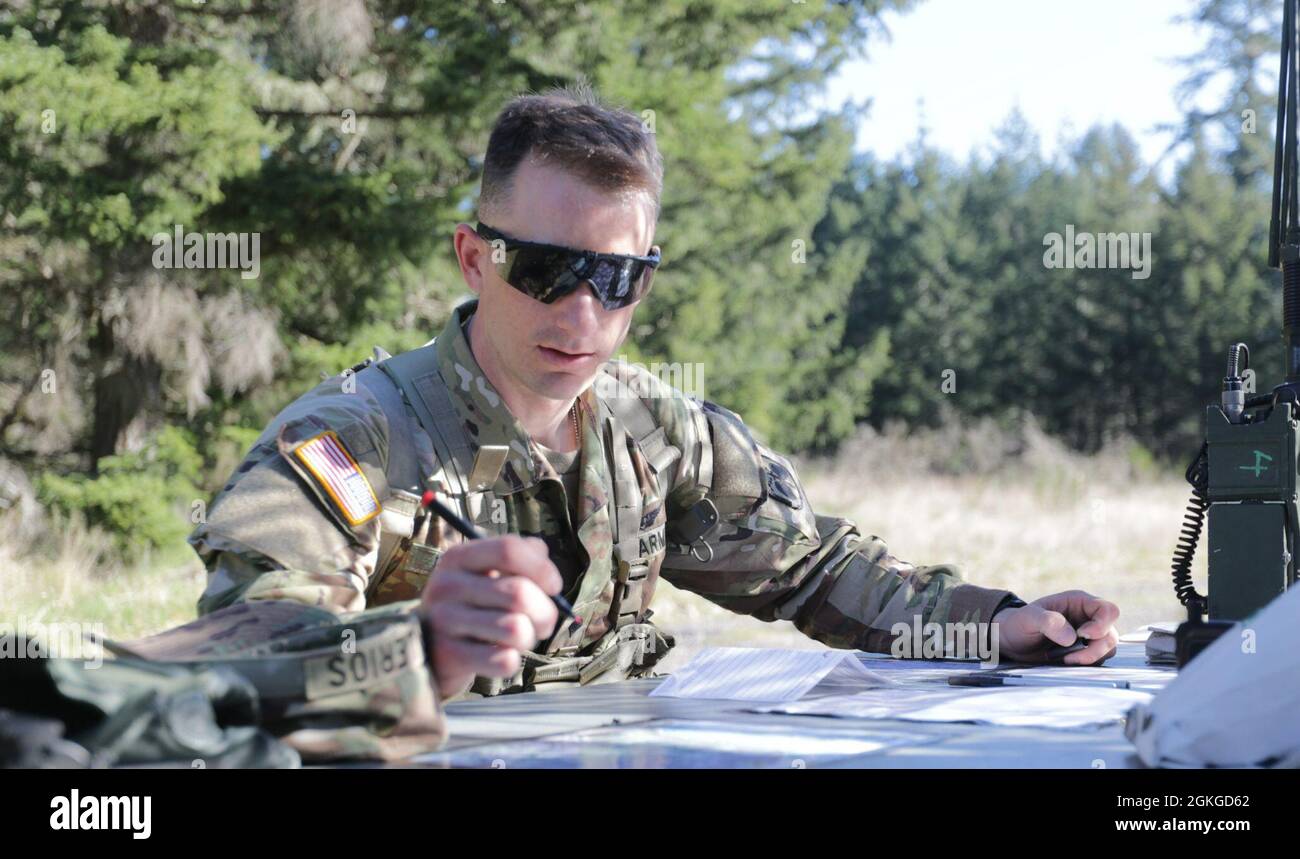 SGT. Daniel Horning e SPC. Austin Falerios, sedicesimo brigato dell'aviazione di combattimento, gareggia nella settima edizione del concorso migliore guerriero della Divisione di fanteria alla base congiunta Lewis-McChord, Washington, 13 aprile 15, 2021. I soldati sono stati testati sulla loro disponibilità e padronanza dei fondamentali. Foto Stock