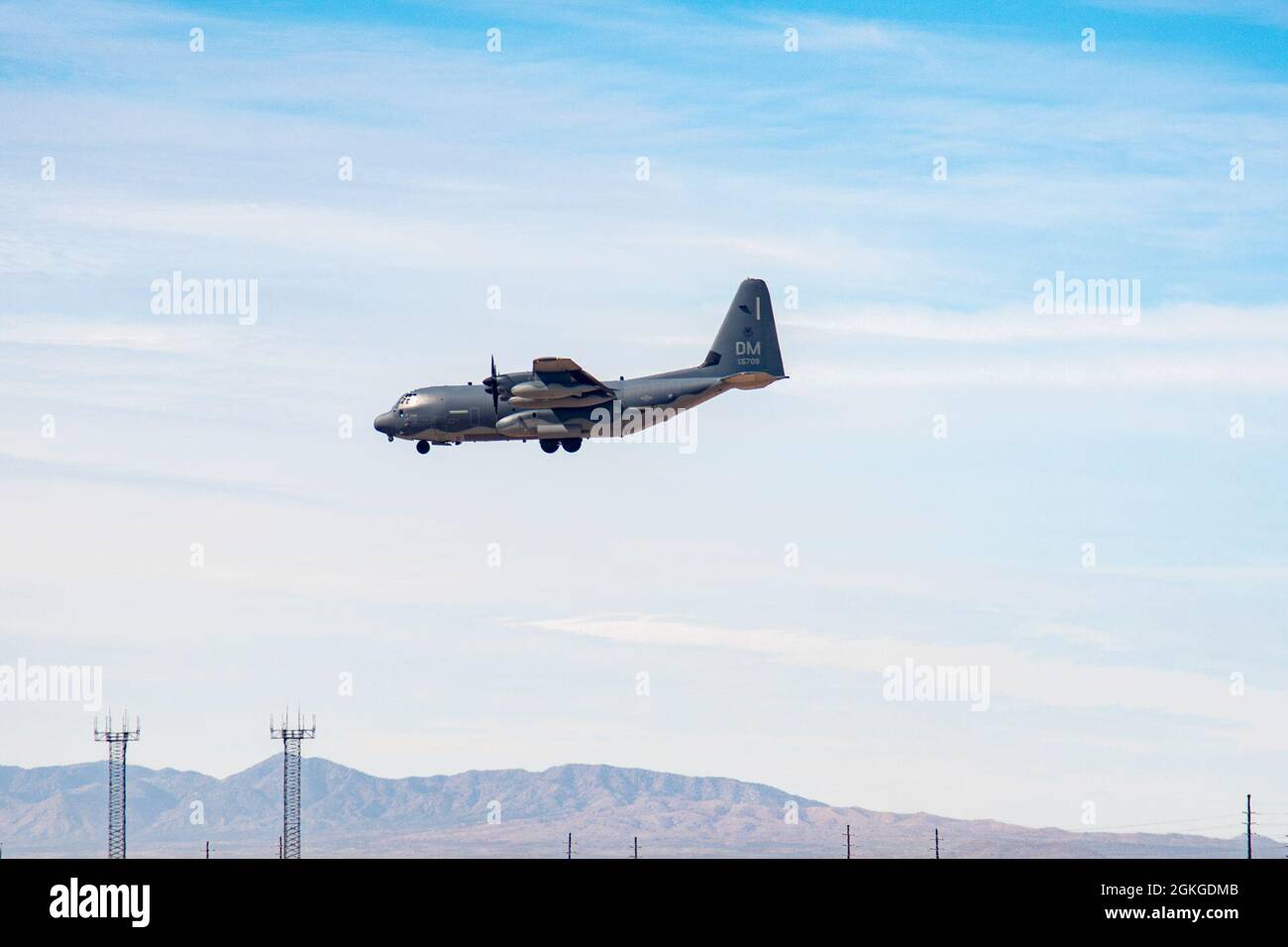 Un US Air Force HC-130J Combat King II atterra sulla linea di volo alla Davis-Monthan Air Force base, Arizona, 15 aprile 2021. L'HC-130J è l'unica piattaforma di recupero del personale ad ala fissa dedicata dell'aeronautica statunitense. Foto Stock