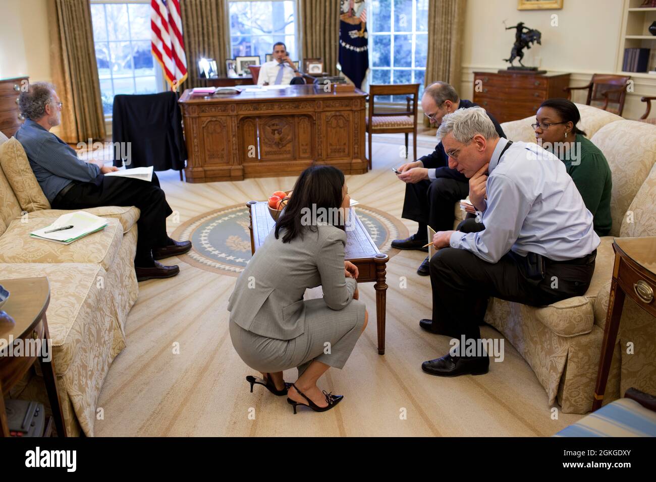 Nancy-Ann DeParle, direttore dell'Ufficio della Casa Bianca per la riforma sanitaria, parla con Dan Mertzer, principale vice consigliere, come il presidente Barack Obama chiama un membro del Congresso presso l'Ufficio ovale, 20 marzo 2010. Sul divano, da sinistra, sono seduti Bob Bauer, consigliere al Presidente, Phil Schiliro, Assistente al Presidente per gli affari legislativi, E Danielle Grey, consigliere associato al presidente. (Foto ufficiale della Casa Bianca di Pete Souza) questa fotografia ufficiale della Casa Bianca è resa disponibile solo per la pubblicazione da parte delle organizzazioni di notizie e/o per uso personale la stampa da parte del sub Foto Stock