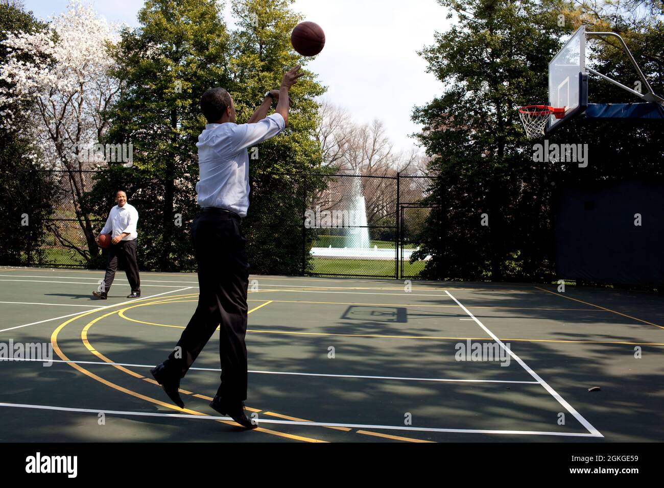 Tra le riunioni sulla riforma sanitaria, il presidente Barack Obama gioca una partita di H-o-R-S-e con Michael Strautmanis, capo dello staff dell'Ufficio del coinvolgimento pubblico e degli affari intergovernativi, sul campo da pallacanestro della Casa Bianca, 21 marzo 2010. (Foto ufficiale della Casa Bianca di Pete Souza) questa fotografia ufficiale della Casa Bianca è resa disponibile solo per la pubblicazione da parte delle organizzazioni di notizie e/o per uso personale la stampa dal soggetto(i) della fotografia. La fotografia non può essere manipolata in alcun modo e non può essere utilizzata in materiali commerciali o politici, pubblicità, e-mail, Foto Stock