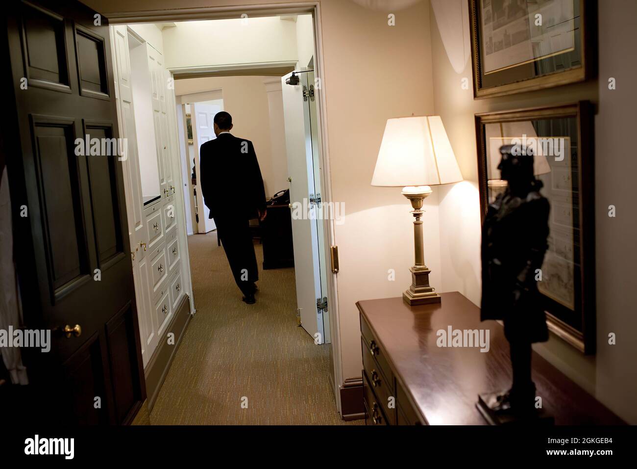 Il presidente Barack Obama cammina verso l'Ufficio ovale tra le riunioni sanitarie, 21 marzo 2010. (Foto ufficiale della Casa Bianca di Pete Souza) questa fotografia ufficiale della Casa Bianca è resa disponibile solo per la pubblicazione da parte delle organizzazioni di notizie e/o per uso personale la stampa dal soggetto(i) della fotografia. La fotografia non può essere manipolata in alcun modo e non può essere utilizzata in materiali commerciali o politici, pubblicità, e-mail, prodotti, promozioni che in alcun modo suggeriscono l'approvazione o l'approvazione del presidente, della prima famiglia, o della Casa Bianca. Foto Stock