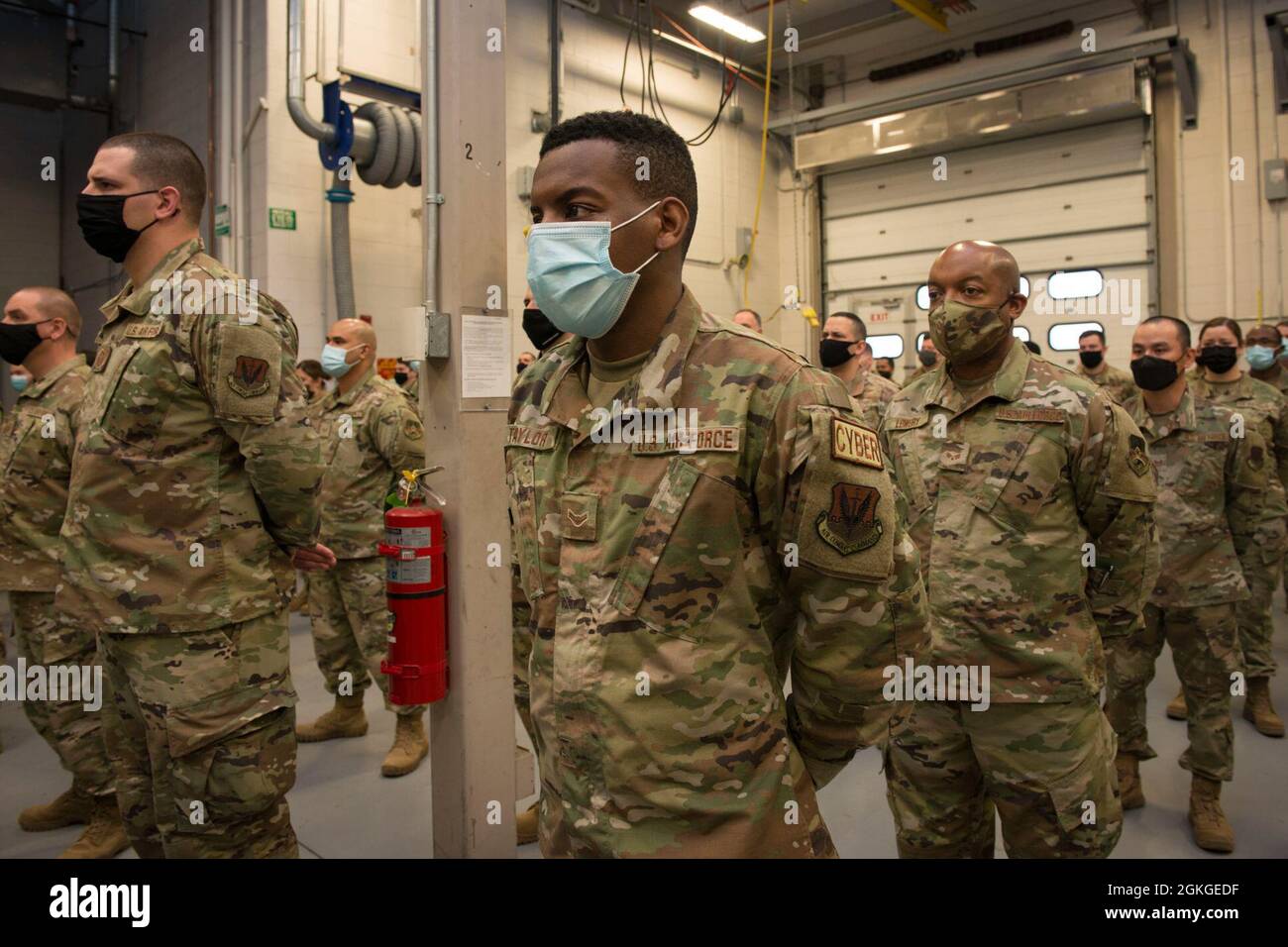 I membri della Guardia Nazionale dell'aria del Connecticut, 103esimo Squadrone di controllo dell'aria stanno in formazione durante un briefing da parte del Gen. Fran Evon, l'Adjutant Generale della Guardia Nazionale del Connecticut, 15 aprile 2021 a Orange, Connecticut. I membri del 103esimo ACS si sono dispiegati in più sedi nell'Asia sud-occidentale e negli Stati Uniti a sostegno dell'operazione Inherent Resolve and Mission Resolute Support. Foto Stock I membri della Guardia Nazionale dell'aria del Connecticut, 103esimo Squadrone di controllo dell'aria stanno in formazione durante un briefing da parte del Gen. Fran Evon, l'Adjutant Generale della Guardia Nazionale del Connecticut, 15 aprile 2021 a Orange, Connecticut. I membri del 103esimo ACS si sono dispiegati in più sedi nell'Asia sud-occidentale e negli Stati Uniti a sostegno dell'operazione Inherent Resolve and Mission Resolute Support. Foto Stock