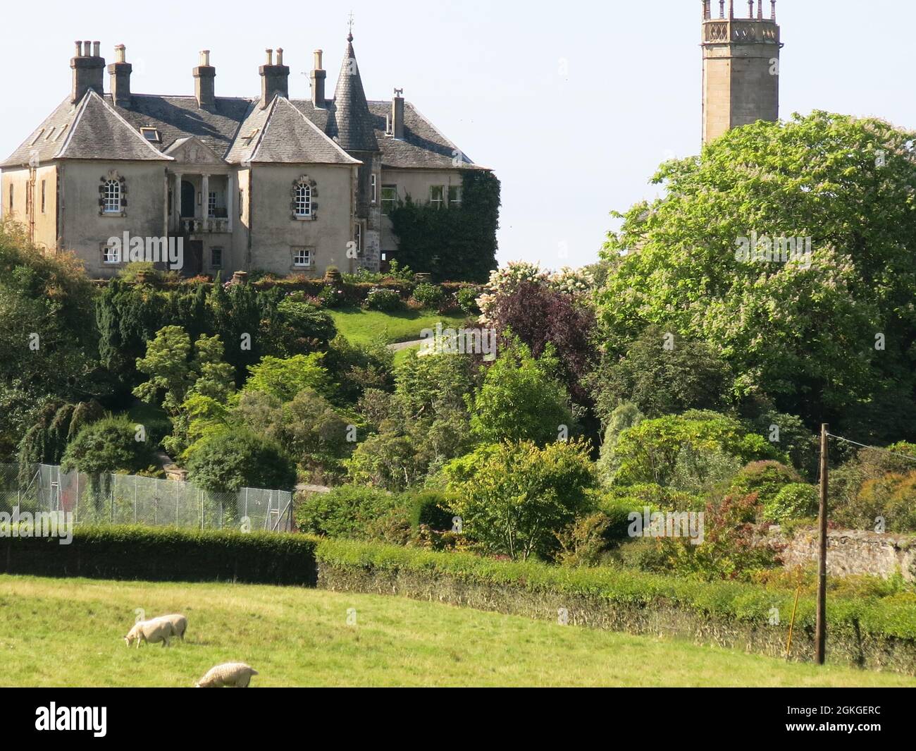 I Giardini e la tenuta del Castello di Ardmaddy sono situati in un ambiente spettacolare ad Argyll sulla costa occidentale della Scozia e il giardino murato è aperto ai visitatori. Foto Stock