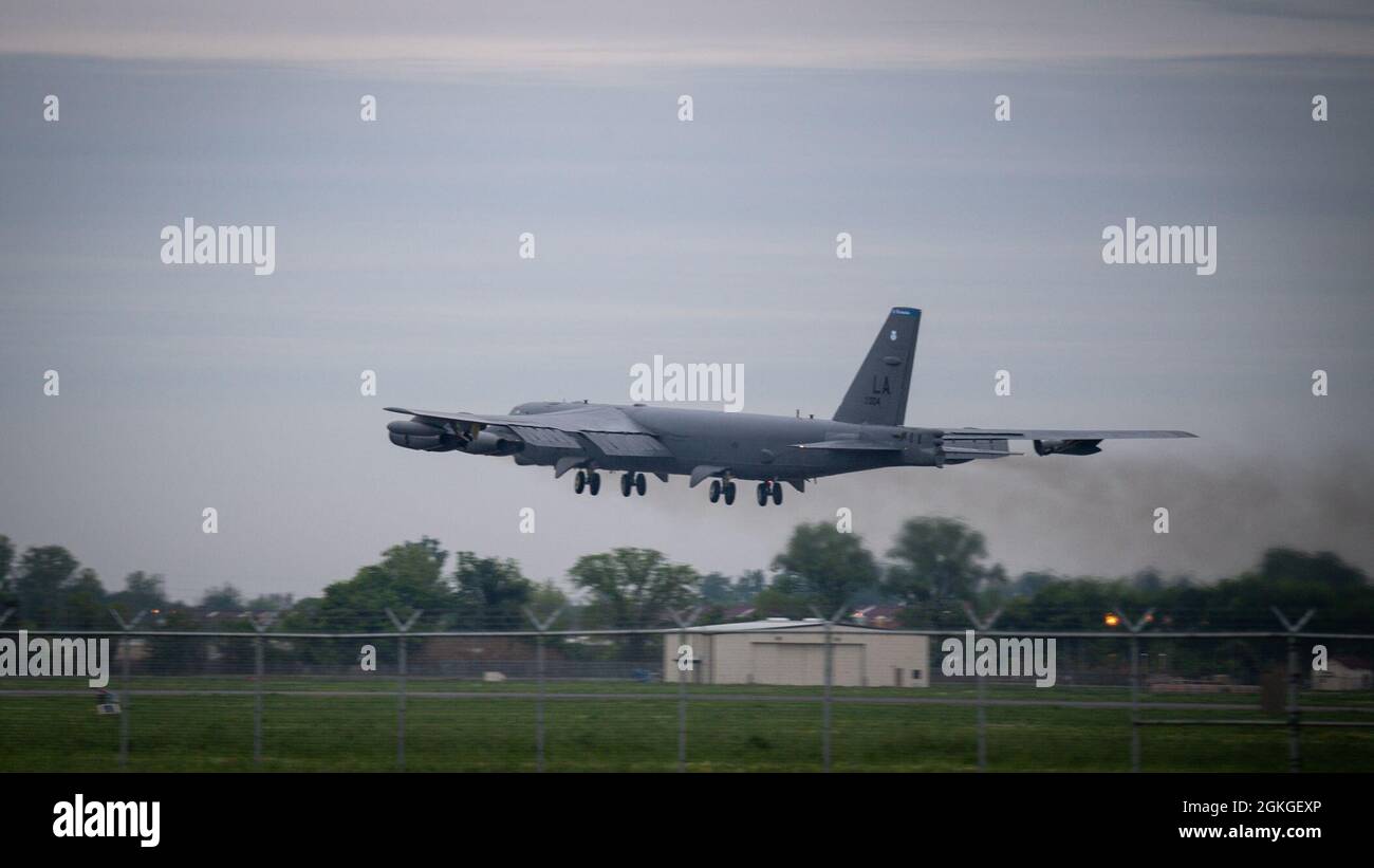 A B-52H Stratofortress decollo in sostegno di uno spiegamento dalla base dell'aeronautica militare di Barksdale, Louisiana, 16 aprile 2021. Il B-52 è un bombardiere pesante a lungo raggio in grado di volare ad alte velocità subsoniche ad altitudini fino a 50,000 metri. Foto Stock