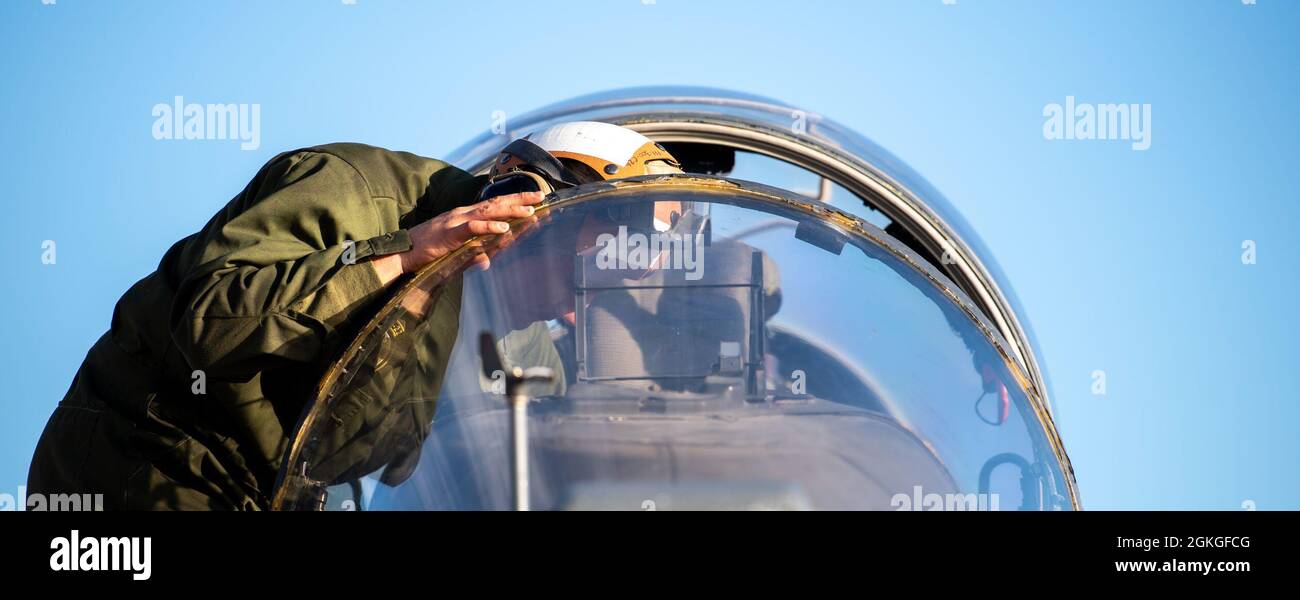 PFC marino. Byrd, capitano di un aereo di Marine Attack Squadron 223, Cherry Point, North Carolina, prepara la cabina di pilotaggio di un AV-8B Harrier per un volo di prima mattina su Gowen Field, Boise, Idaho, 16 aprile 2021. Gli aerei sono in addestramento Boise con A-10 Thunderbolts e piloti dal 190esimo Fighter Squadron. Foto Stock