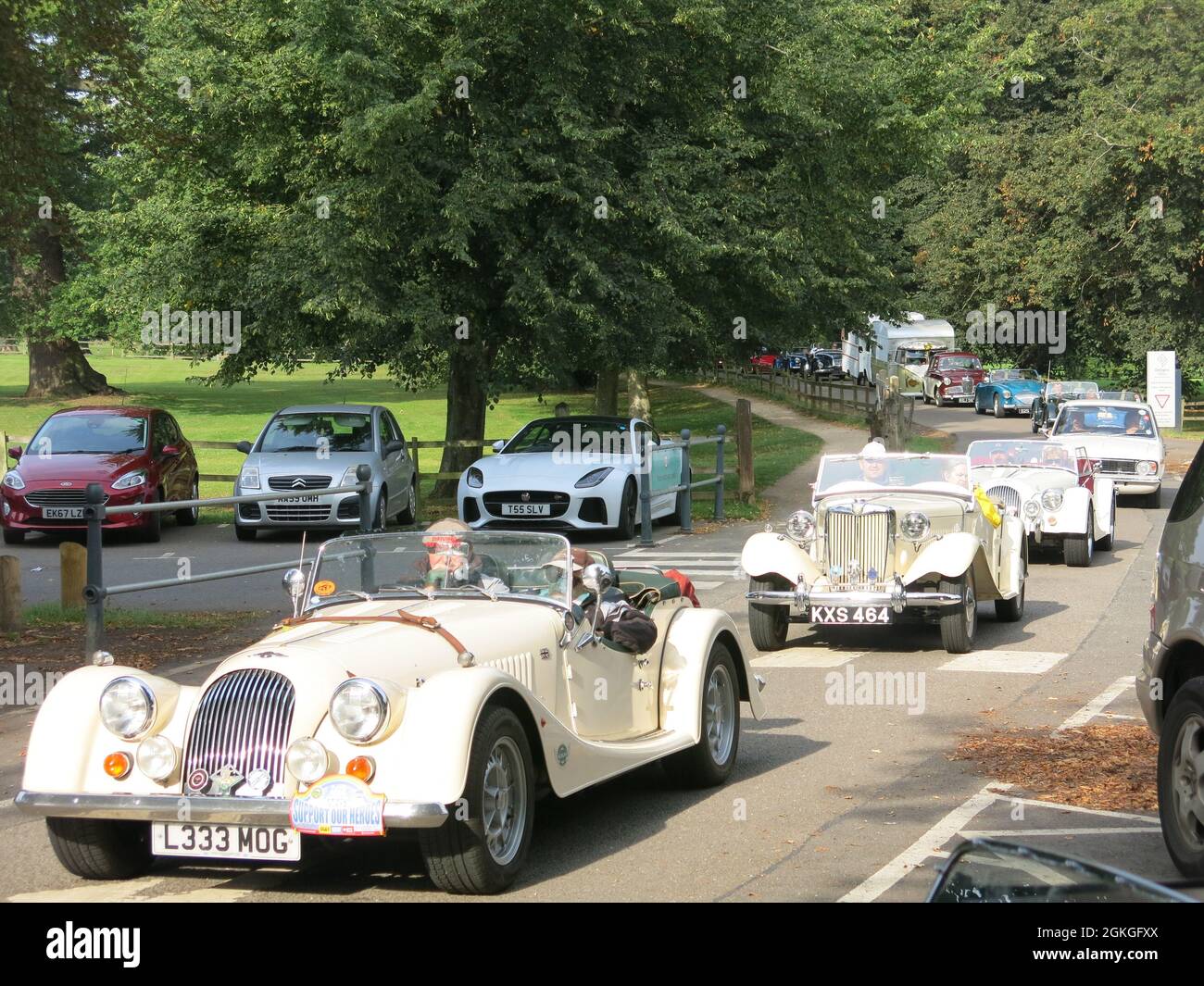 Le auto d'epoca si accaparrano lungo il vialetto dell'Abbazia di Delatre, in vista dell'evento "Classics on the Lawn", una celebrazione delle auto classiche. Foto Stock