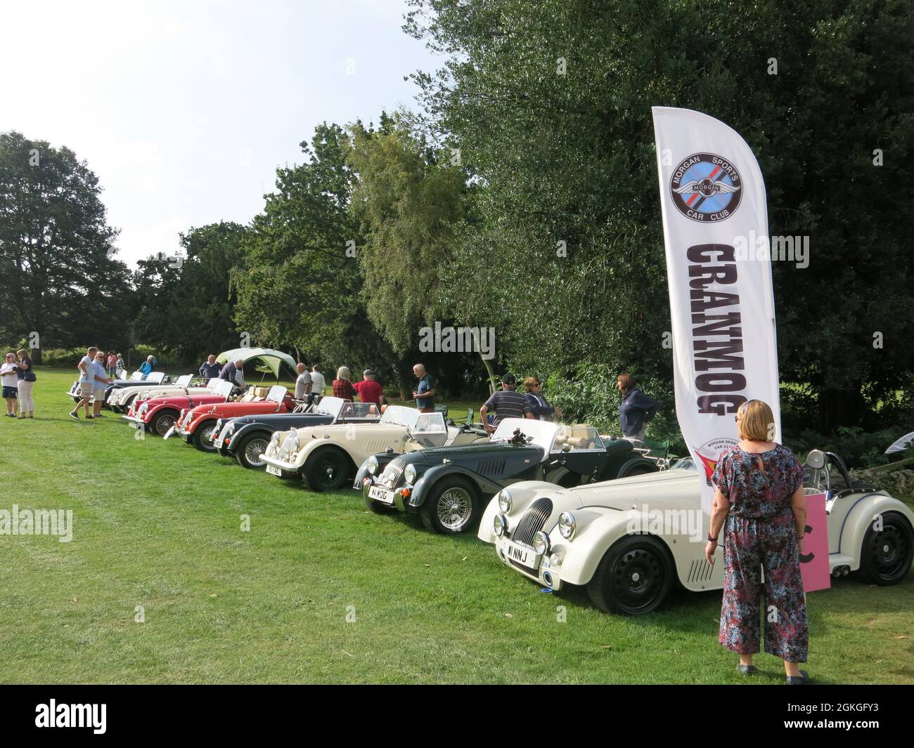 Questa fila di auto sportive Morgan a cielo aperto in mostra in un classico spettacolo di auto ha attirato molte persone ammirando l'evento "Classics on the Lawn". Foto Stock