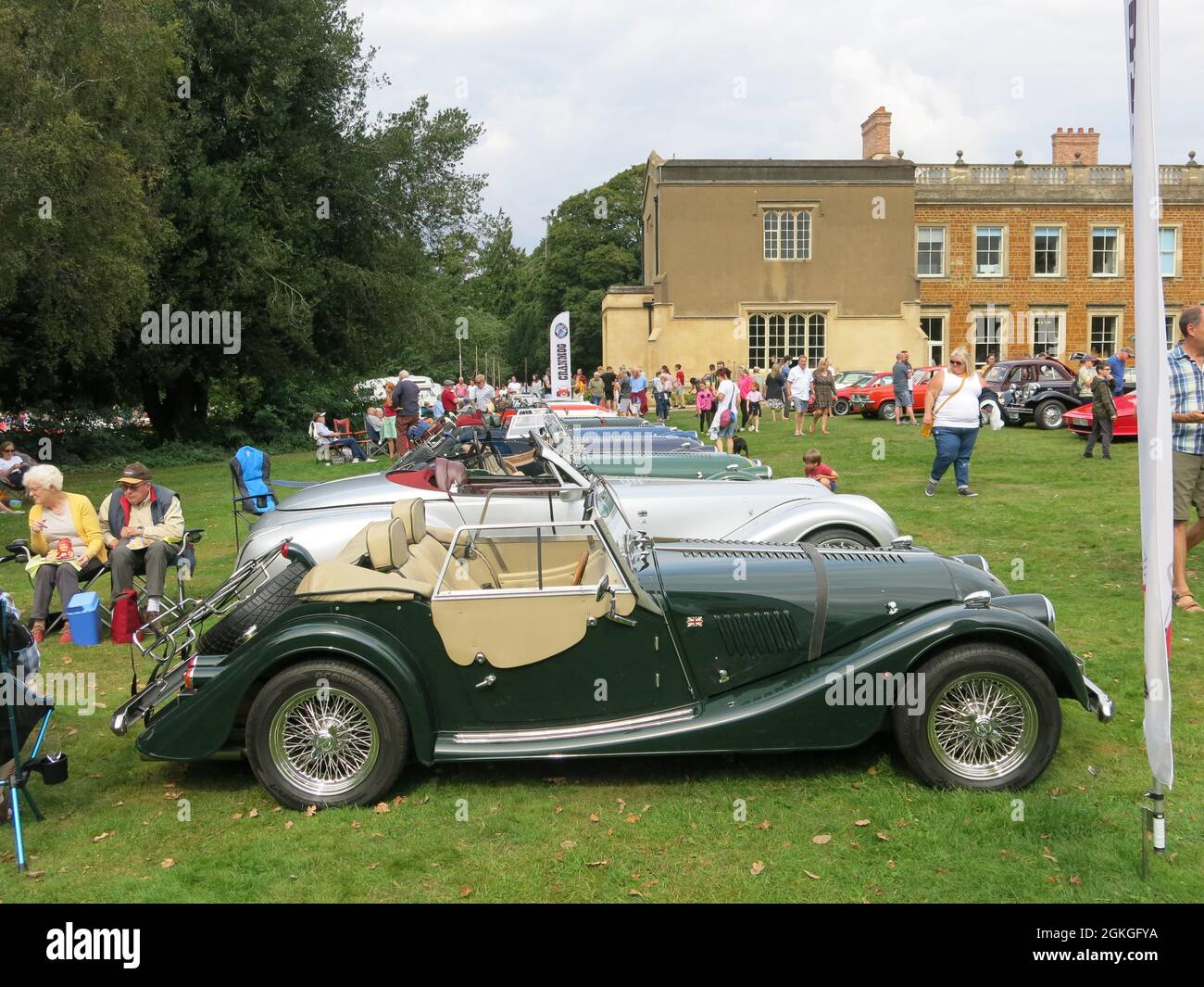Questa fila di auto sportive Morgan a cielo aperto in mostra in un classico spettacolo di auto ha attirato molte persone ammirando l'evento "Classics on the Lawn". Foto Stock