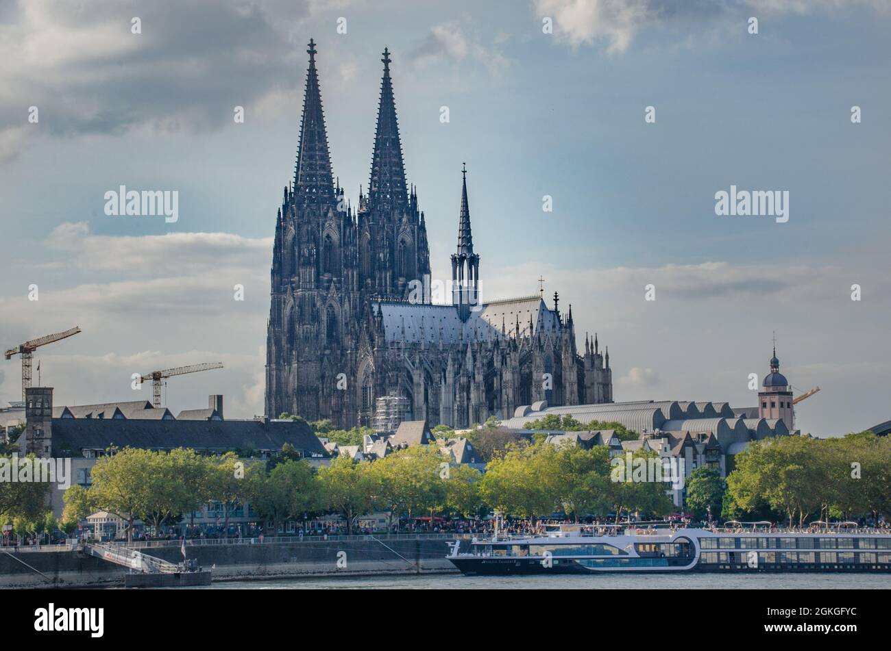 Köln: Der Kölner Dom ist das weithin sichtbare Wahrzeichen Kölns und der Mittelpunkt der Stadt. Foto Stock