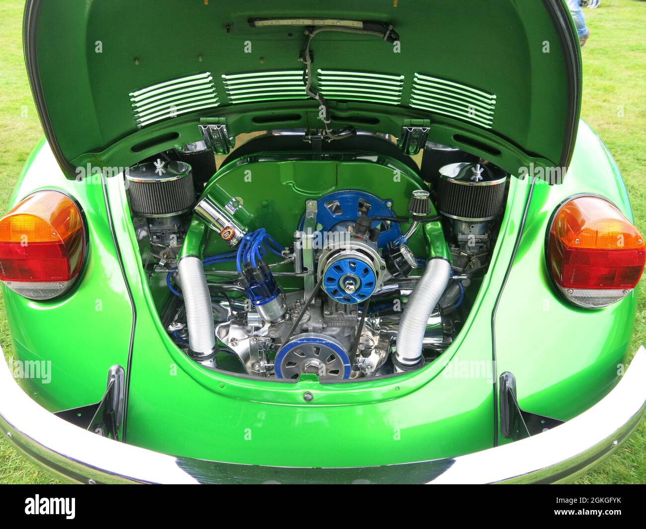 Vista posteriore di un berretto VW verde brillante con il suo motore immacolato splendente alla luce del sole; in mostra al classico show auto a Delatre Abbey. Foto Stock