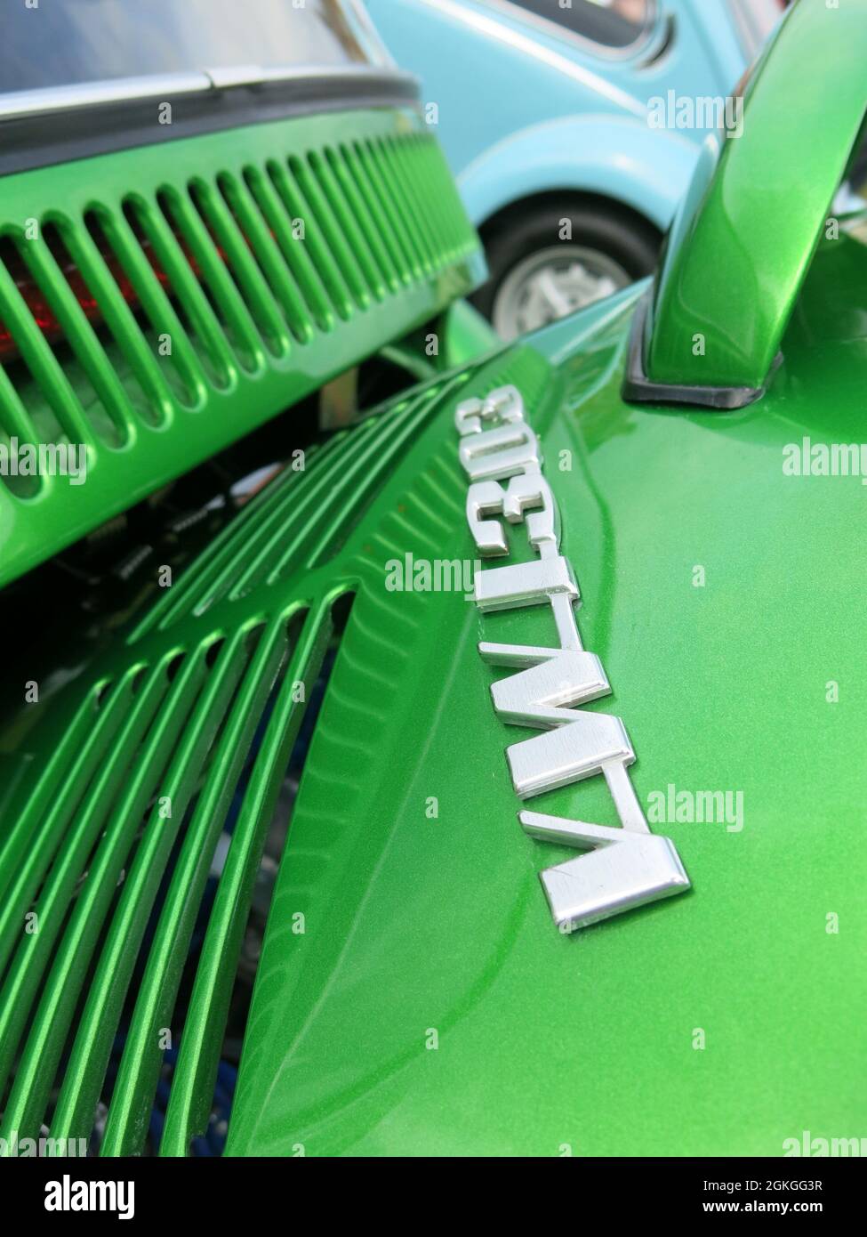 Lavorazione in metallo lucido e il logo VW 1303 di un becco verde brillante, in mostra al 'Classics on the Lawn' al fine settimana storico di Delatre Abbey. Foto Stock