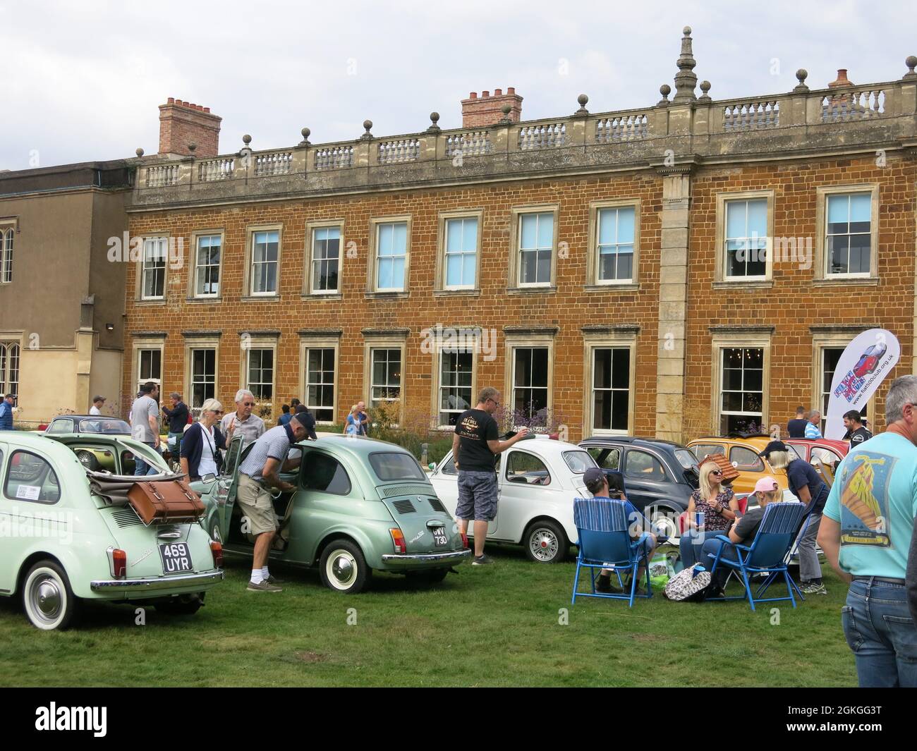 La classica mostra di auto durante il fine settimana del patrimonio ha attirato grandi folle di appassionati nel parco di Delatre Abbey a Northampton, settembre 2021. Foto Stock