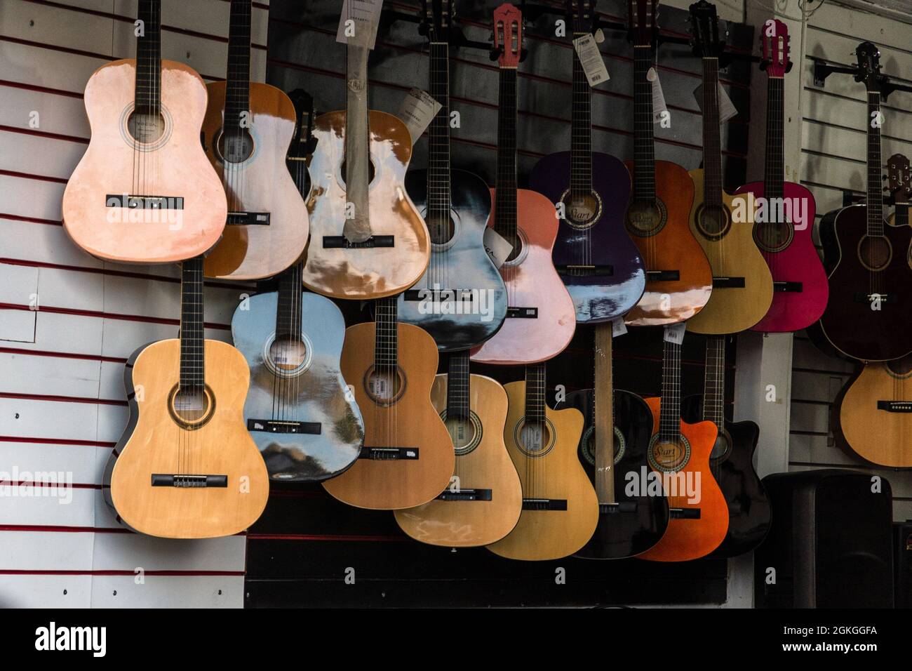 Salvador, Bahia, Brasile - 17 giugno 2021; chitarre classiche in vendita in una vetrina di un negozio nel centro commerciale della città di Salvador, Bahia. Foto Stock