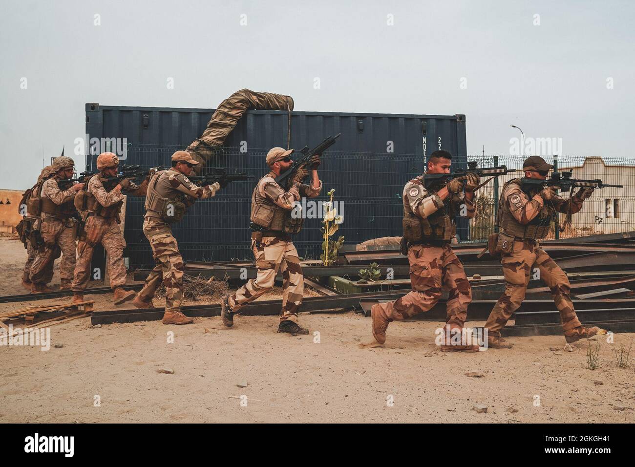 I marines degli Stati Uniti con la flotta Anti-Terrorism Security Company, Europe (FASTEUR), Commander, Task Force - 68 (CTF-68), e i soldati delle forze armate francesi conducono la formazione militare nel terreno urbano (MOUT) durante un esercizio di preparazione delle forze congiunte a Timbuktu, Mali, 16 aprile 2021. Le forze degli Stati Uniti conducono regolarmente esercizi operativi in tutte le regioni con partner e alleati per prepararsi alle contingenze e all'esercizio della prontezza. Foto Stock