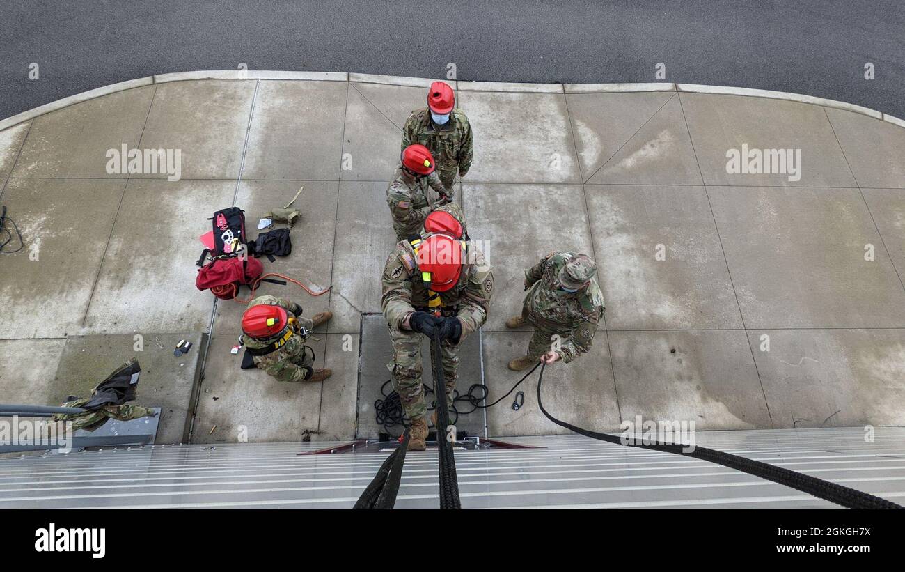 I soldati assegnati alla Bravo Company, 152nd Brigade Engineer Battaglione della Guardia Nazionale dell'Esercito di New York, praticano l'ascesa del lato di un edificio durante un esercizio di addestramento collettivo della forza di risposta della Patria a East Amherst, New York, il 16 aprile. Bravo Company è assegnata all'elemento di ricerca ed estrazione HEMA Regione II HRF, incaricato di salvare le vittime durante le catastrofi naturali e causate dall'uomo. Foto Stock