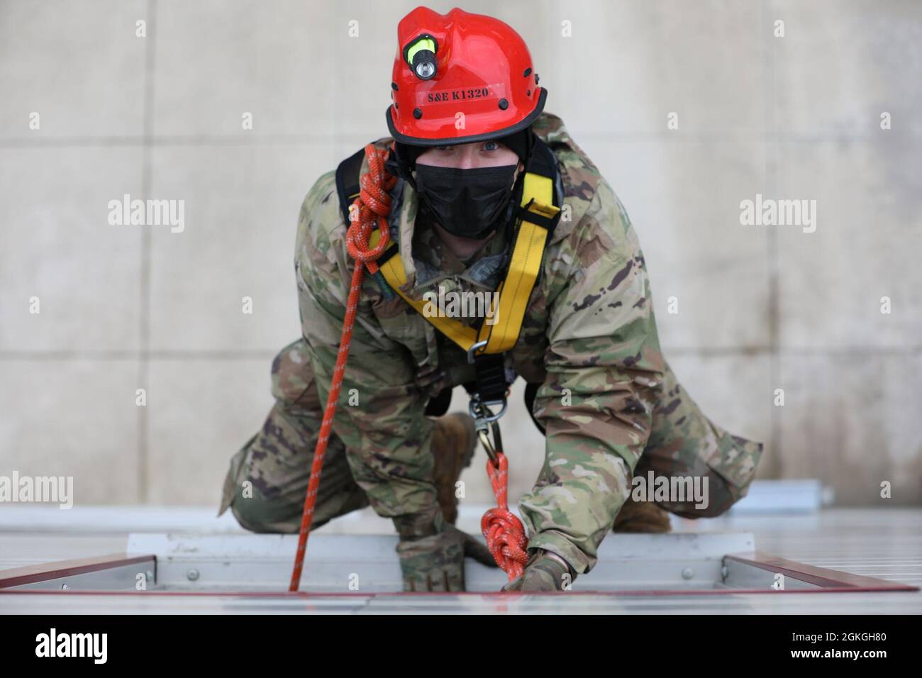 SPC. Joshua Klotzbach, un ingegnere di combattimento assegnato alla Bravo Company, 152nd Battaglione di Ingegnere Brigata della Guardia Nazionale dell'Esercito di New York, scende dal lato di un edificio durante un esercizio di addestramento collettivo della forza di risposta Homeland a East Amherst, New York, il 16 aprile. Klotzbach e la sua unità sono assegnati all'elemento di ricerca ed estrazione della FEMA Regione II HRF, incaricato di salvare le vittime durante le catastrofi naturali e di origine umana. Foto Stock