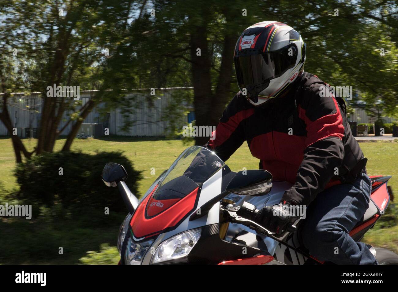 David 'Batman' Wilkerson, rappresentante del programma di Mentor per motociclette di Cherry Point, ha partecipato ad una formazione congiunta con il Dipartimento di polizia di New Bern in un programma chiamato Bike Safe North Carolina a New Bern, North Carolina, 16 aprile 2021. Wilkerson ha detto che ritiene sia importante approfittare di un'ulteriore formazione perché contribuisce a ridurre le possibilità di un incidente stradale. Foto Stock