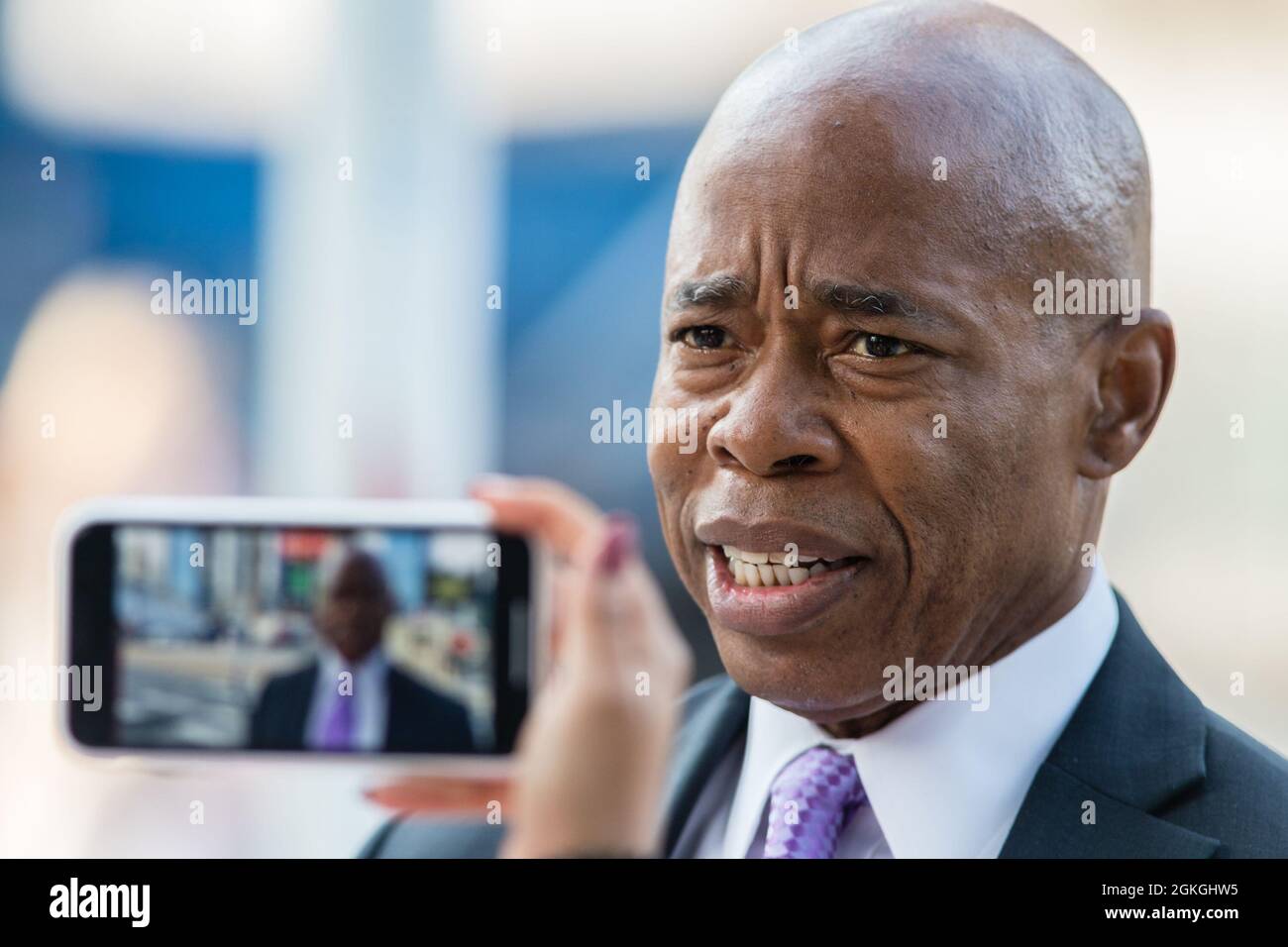 New York, New York, Stati Uniti. 13 settembre 2021. Eric Adams parla con un reporter fuori dal Jacob K. Javits Convention Center a Hell's Kitchen, Manhattan lunedì 13 settembre 2021 a New York City, USA. Il candidato Mayoral democratico Adams, è stato al Javits Center per fornire le osservazioni di apertura all'inizio della conferenza SALT.Credit: Stefan Jeremiah/ZUMA Wire (Credit Image: © Stefan Jeremiah/ZUMA Press Wire) Foto Stock