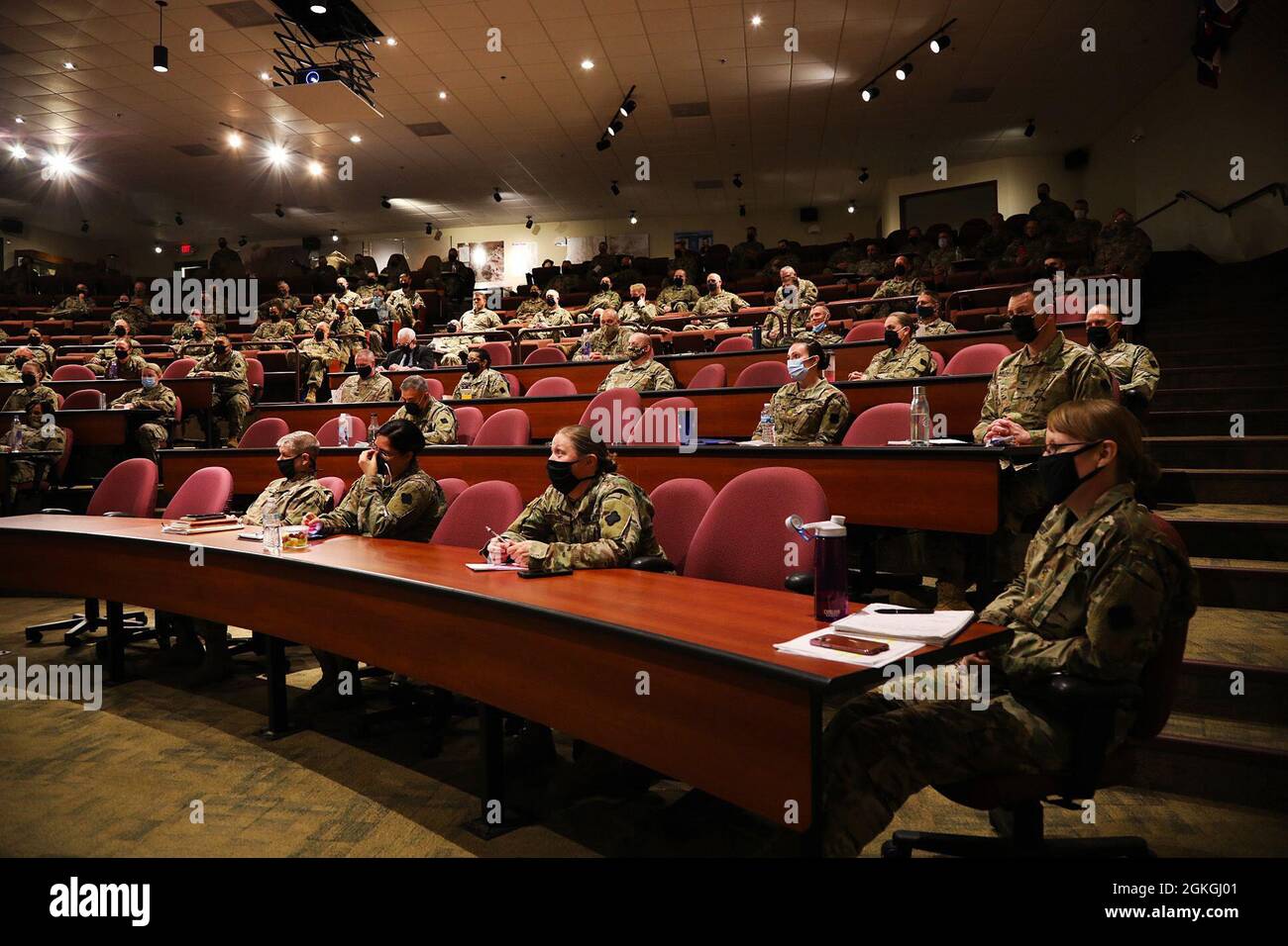 88° Divisione di preparazione che comanda il generale, il generale generale generale generale generale generale generale Darrell Guthrie, e l'88° comando RD Sergente maggiore, comando Sgt. Il Major Gregory Betty ha ospitato un stand-down per affrontare l'estremismo nelle file. La conversazione è stata sincera, onesta e ha sottolineato l'importanza delle connessioni familiari nelle nostre organizzazioni e unità della Riserva dell'Esercito e dell'Esercito degli Stati Uniti, la necessità fondamentale di rispetto e dignità nelle interazioni tra tutti i soldati, e l'insistenza del comandante nel vivere i valori dell'Esercito. Più tardi, la classe si è spezzata in piccoli gruppi e la discussione è continuata seriamente. Foto Stock