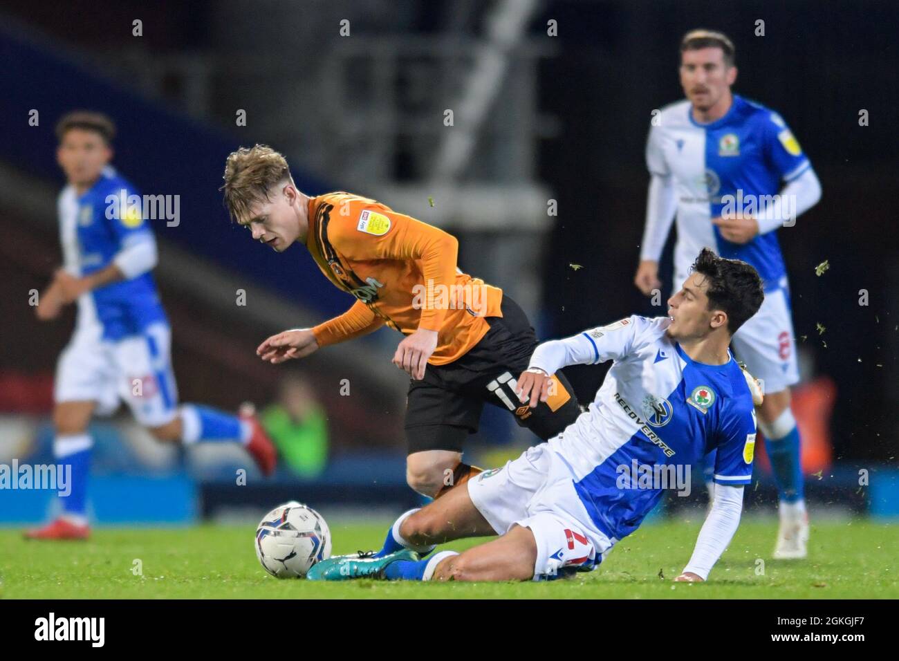 Keane Lewis-Potter #11 di Hull City è imbracciato da John Buckley #21 di Blackburn Rovers Foto Stock