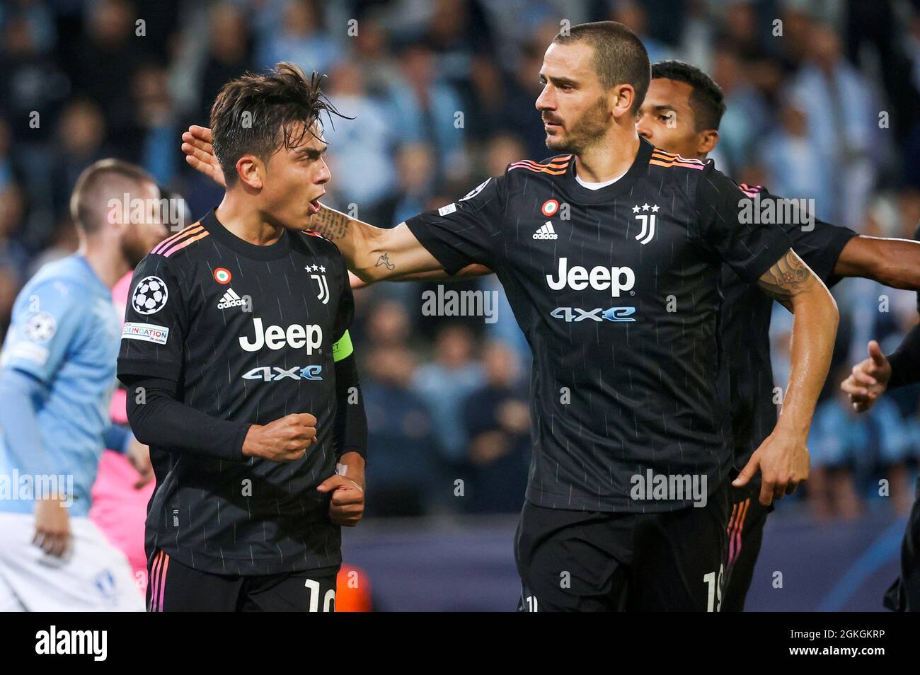 Juventus Paulo Dybala (L) celebra un rigore con il compagno di squadra Leonardo Bonucci durante la partita di calcio del gruppo H della UEFA Champions League tra Malmo FF e Juventus FC al Malmo New Stadium di Malmo, Svezia, il 14 settembre 2021.foto: Andreas Hillergren / TT / code 10600 *** SWEDEN OUT ** Foto Stock