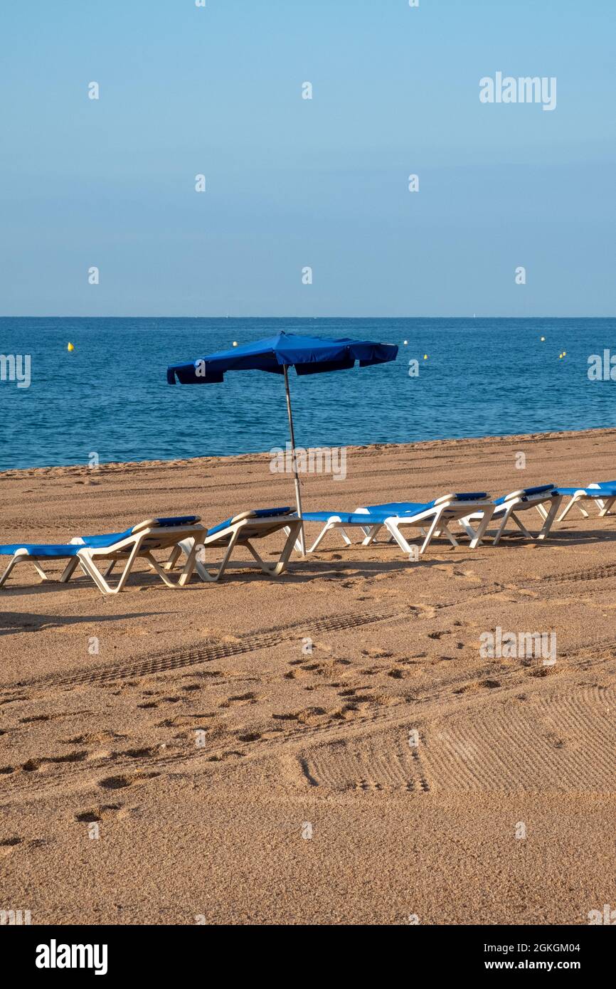 Sedie a sdraio vuote sulla spiaggia in Spagna Foto Stock