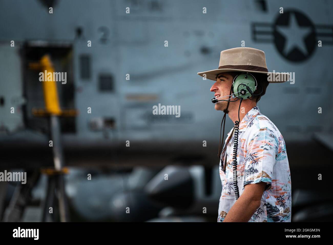 Il Senior Airman dell'aeronautica statunitense Zackery Freeman, 355th Aircraft Maintenance Squadron Crew Chief, comunica con un pilota attraverso una cuffia durante Hawgsmoke 2021, 16 aprile 2021, presso la Moody Air Force base, Georgia. I capi di equipaggio, o gli specialisti della manutenzione tattica degli aeromobili, assicurano che gli aeromobili che si occupano della loro cura siano pronti a volare con un preavviso immediato, in modo che i piloti possano completare la loro missione in modo sicuro ed efficace. Foto Stock