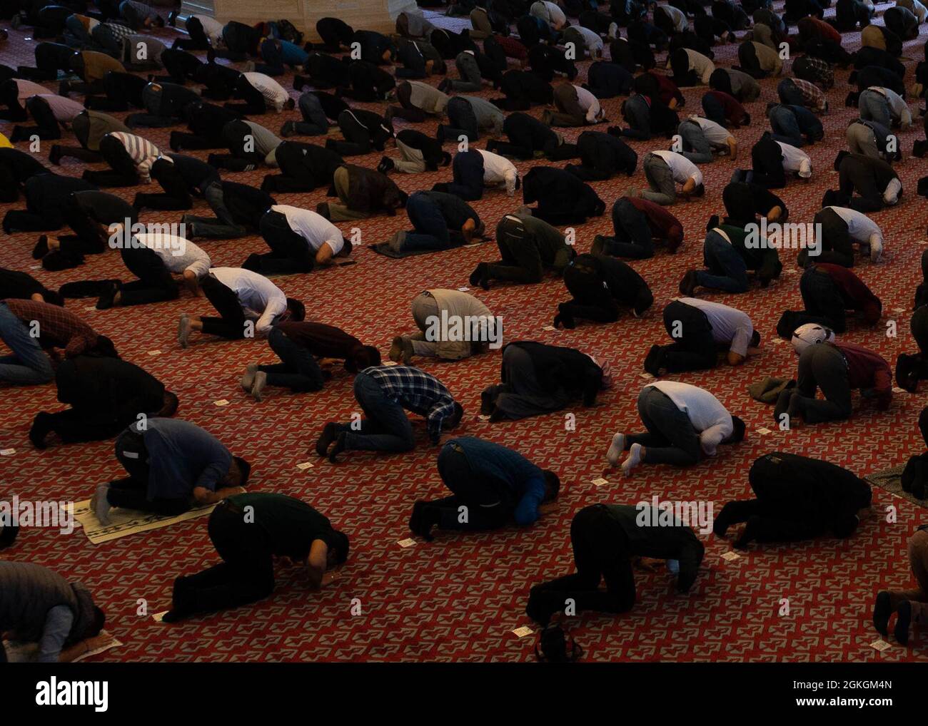 I musulmani turchi prendono parte alla preghiera del primo venerdì durante il Ramadan, 16 aprile 2021, alla moschea di Sabancı Merkez, ad Adana, in Turchia. Le preghiere comunali sono condotte nelle moschee dove i musulmani si riuniscono in gran numero per offrire collettivamente le preghiere. Foto Stock