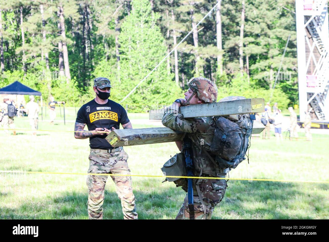 FORT BENNING, GA. -- le 28 squadre rimanenti del concorso migliore Ranger 2021 iniziano il giorno due eventi al Todd Field con vari round-robin eventi aprile 17. Le squadre hanno partecipato a Day Stakes: Riapprovvigionamento di emergenza, tre torri, assemblaggio di armi, Ranger First Responder, corso di assalto granata, Mortai da 81 mm e BDE nella gamma Krilling. Foto Stock