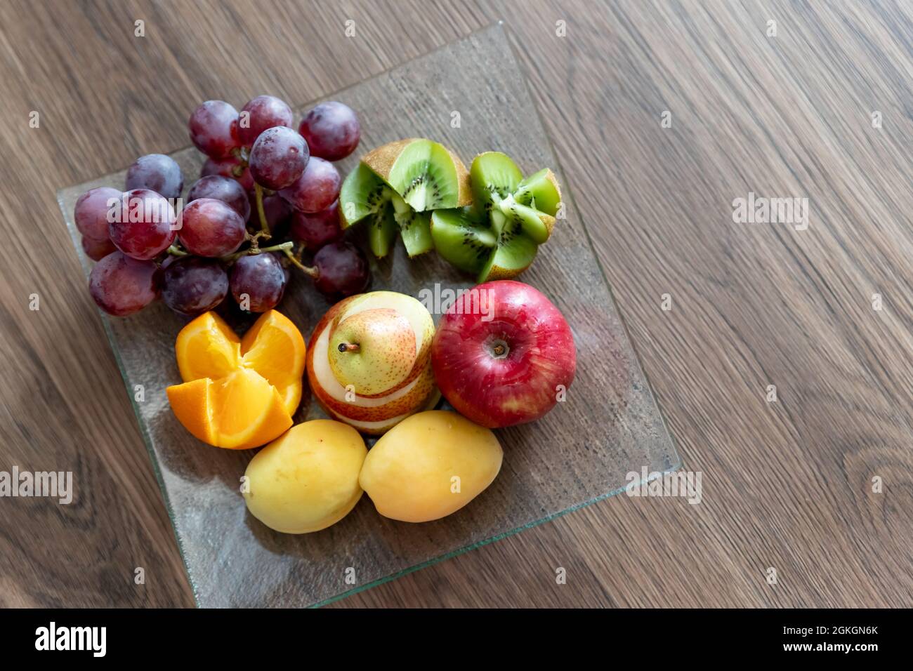 Frutta fresca mista su piatto. Frutta deliziosa. Vassoio di frutta come cibo sano per feste e tavolo delle feste. Foto Stock