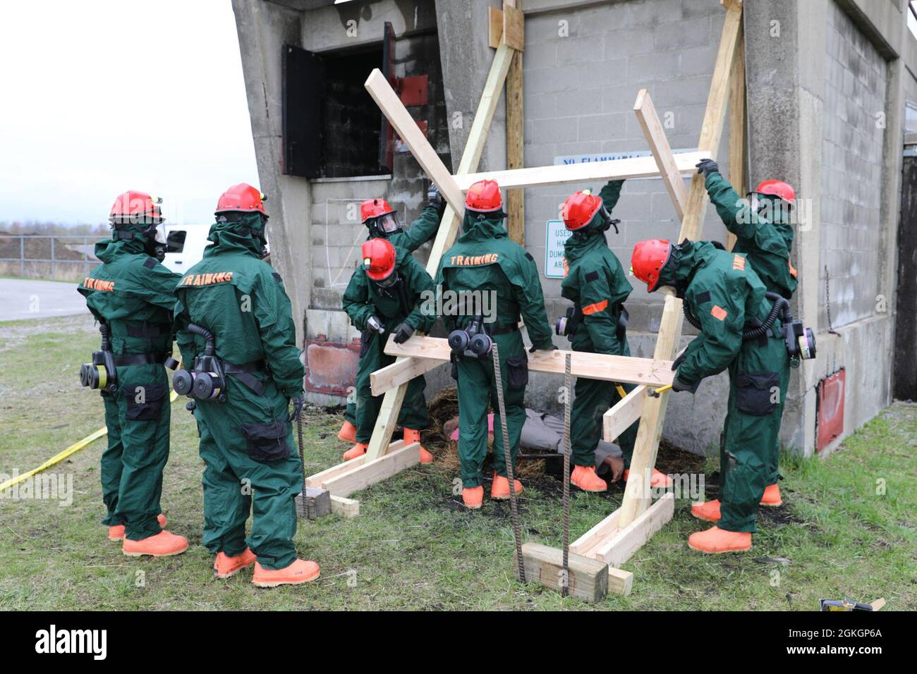 Gli ingegneri di combattimento assegnati a Bravo Company, 152nd Brigade Engineer Battaglione della Guardia Nazionale dell'Esercito di New York, costruiscono un rastrello di suola divisa come parte della pratica delle operazioni di sgualcio durante un extercise di addestramento collettivo della forza di risposta Homeland a East Amherst, New York il 16 aprile. I soldati fanno parte dell'elemento di ricerca ed estrazione della FEMA Region II Homeland Response Force. Foto Stock