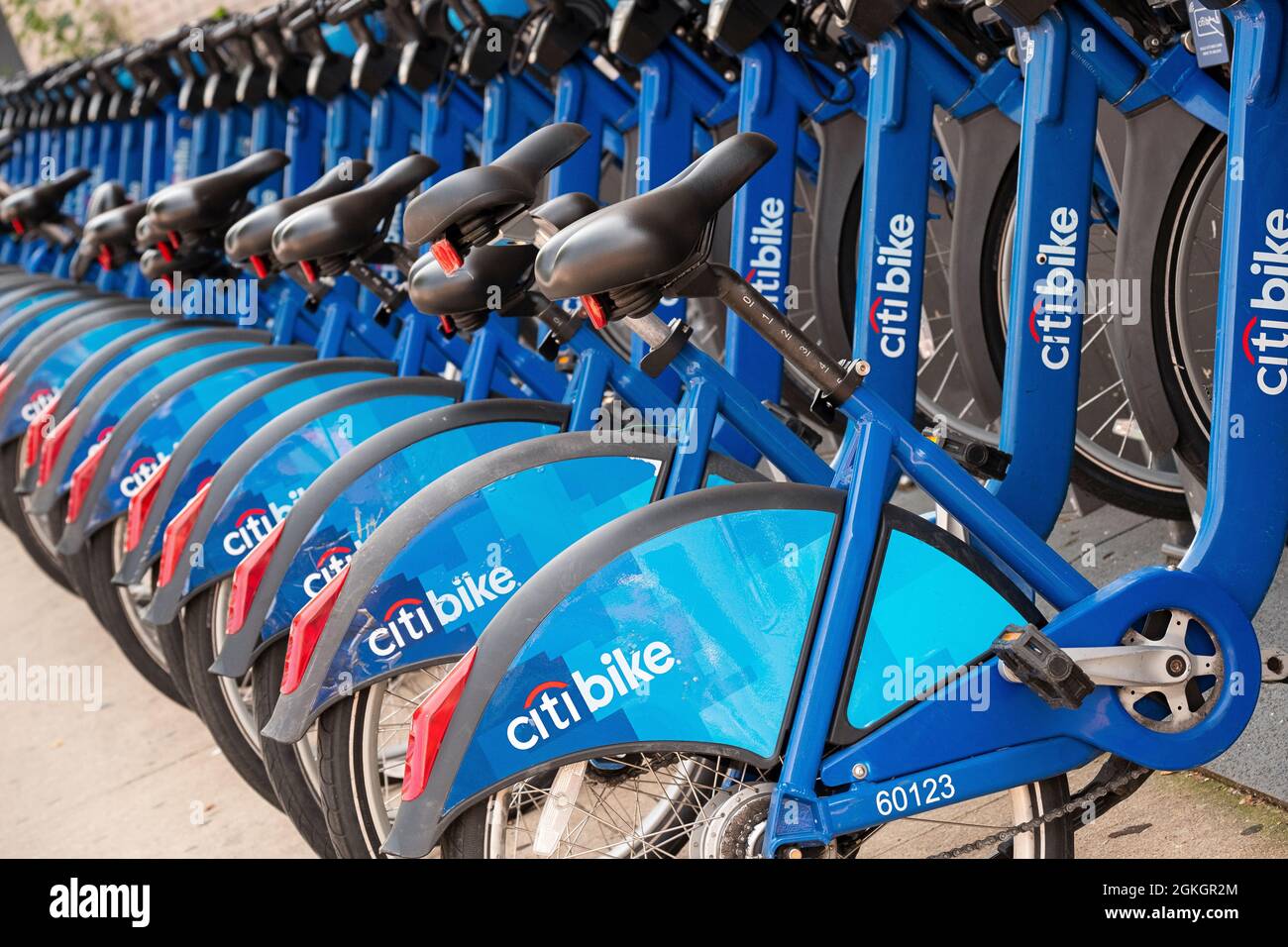 Diverse biciclette Citibyke parcheggiate in una stazione di Astoria, Queens, New York City Foto Stock