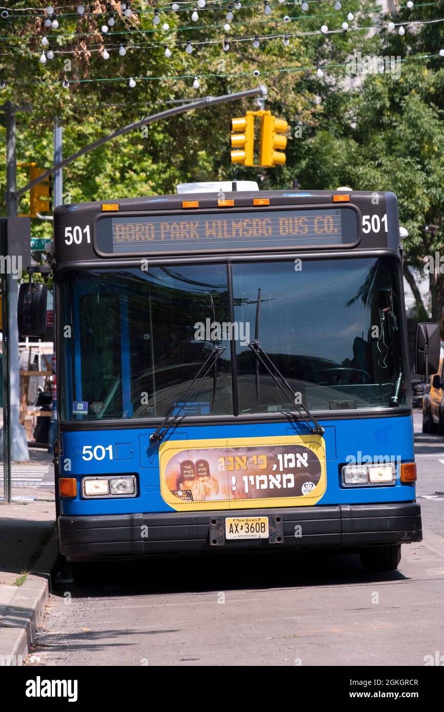 Un autobus privato che trasporta persone, principalmente ebrei ortodossi, da Willimsburg a Boro Park e ritorno. Su Lee Ave a Williamsburg, Brooklyn. Foto Stock